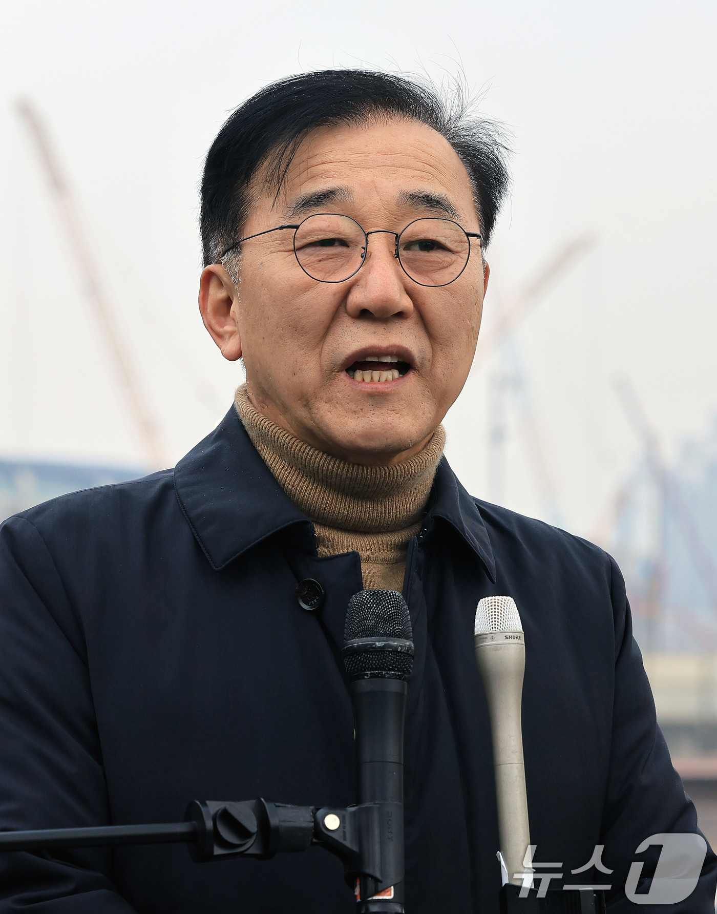 (서울=뉴스1) 이호윤 기자 = 김윤덕 국토교통부 장관이 4일 서울 강남구 한 빌딩에서 1.29대책 관련 주택 사업지인 서울의료원 남측 부지를 둘러보고 취재진의 질문에 답변하고 있 …