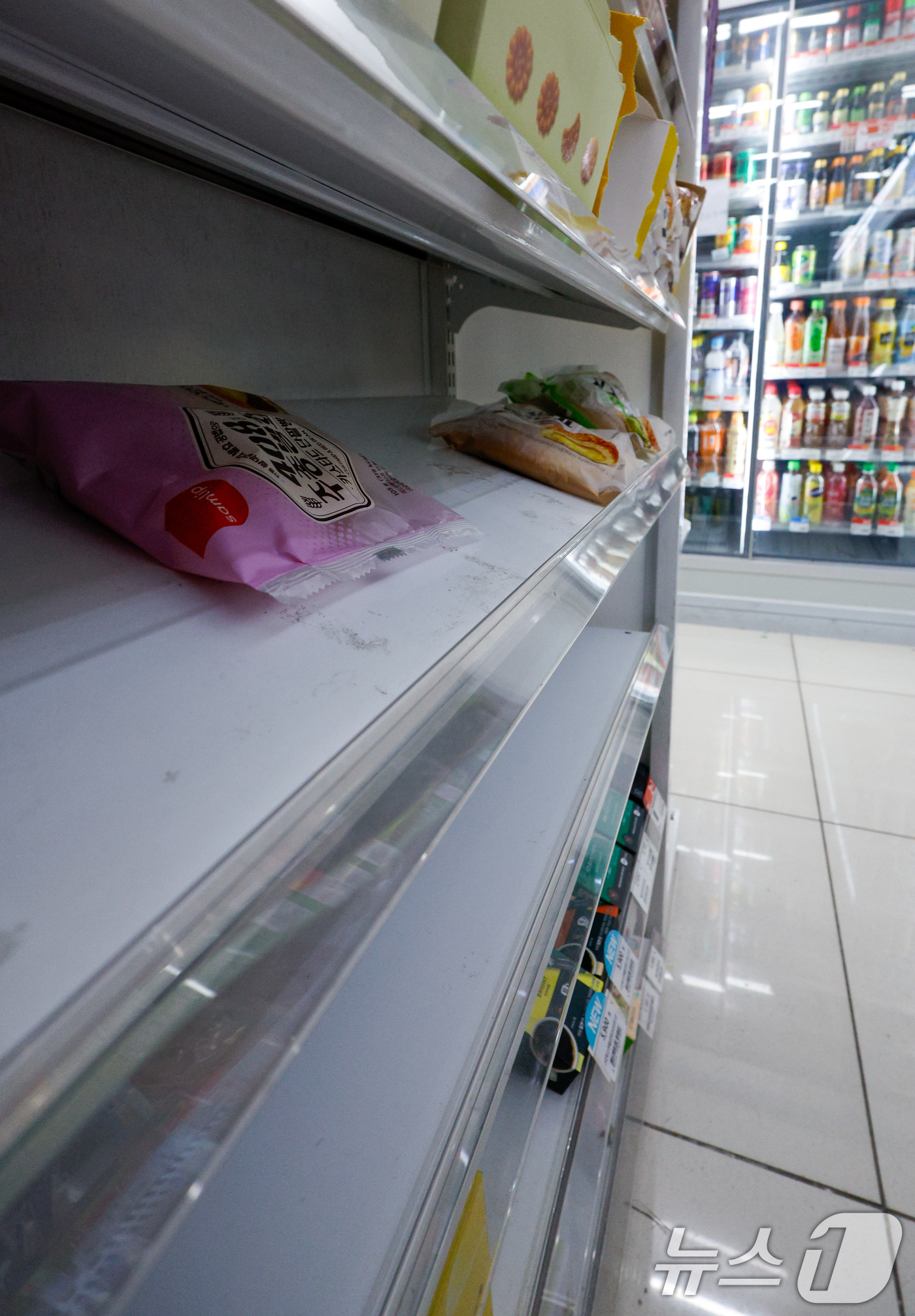 (서울=뉴스1) 안은나 기자 = 4일 서울 시내 편의점에 삼립 빵이 진열돼 있다.지난 3일 SPC삼립 최대 규모 공장이자 국내 양산빵 최대 생산기지인 시화공장에서 발생한 화재로 생 …