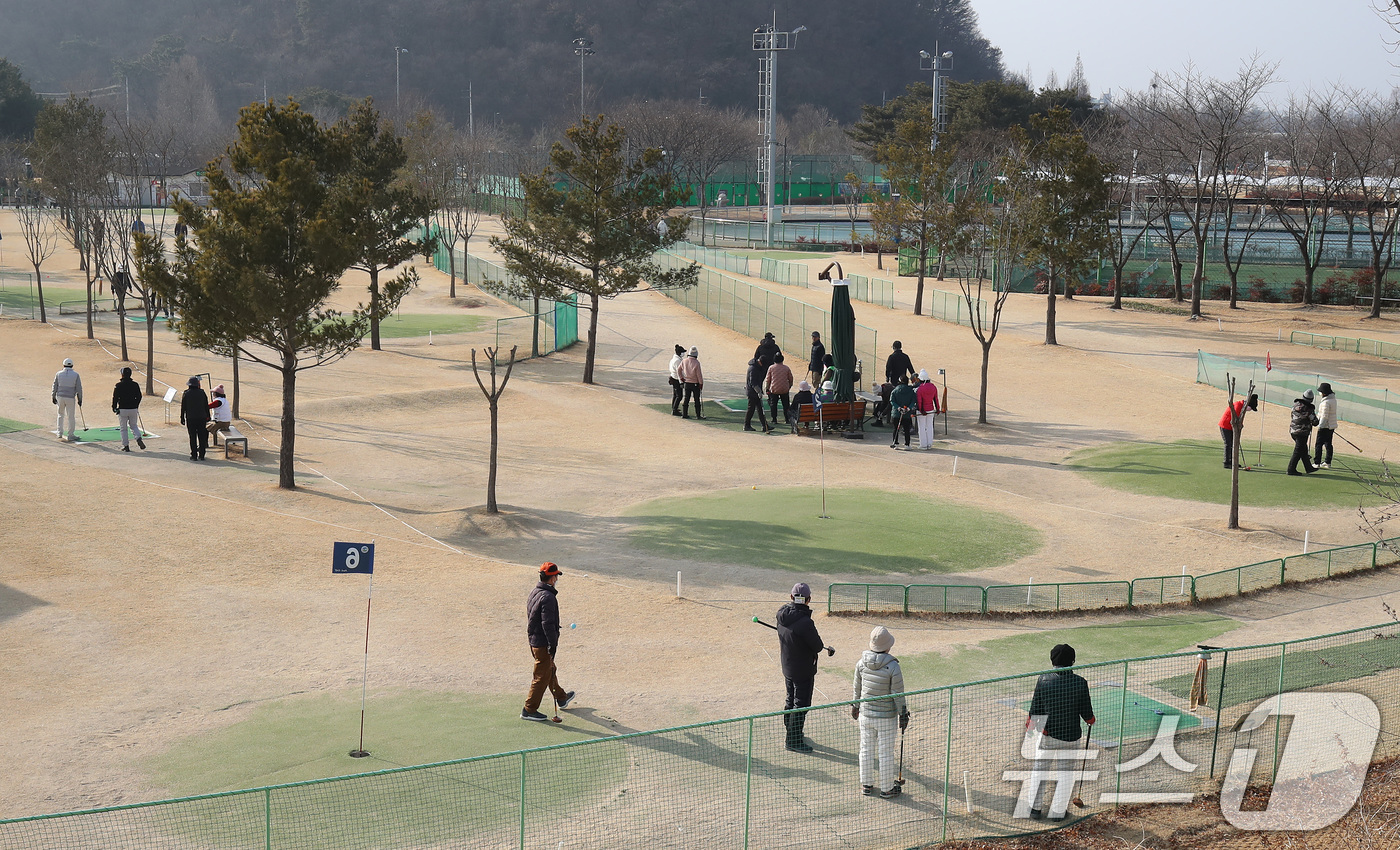 (대구=뉴스1) 공정식 기자 = 절기상 입춘(立春)인 4일 오후 대구 수성구 팔현파크골프장을 찾은 동호인들이 포근한 날씨 속에 파크골프를 즐기고 있다. 2026.2.4/뉴스1