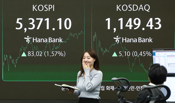 코스피, 5370선 돌파해 최고치 마감