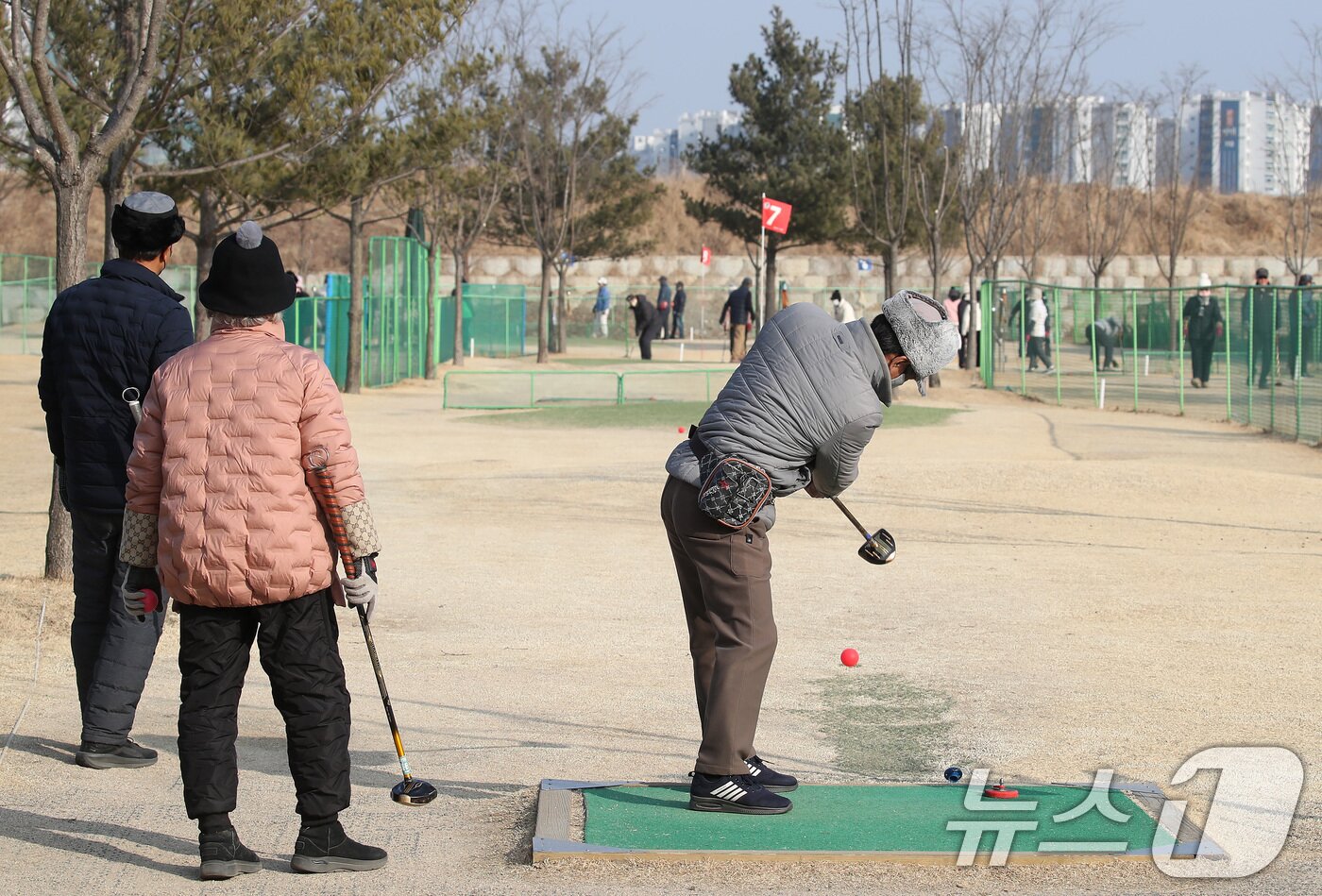 본문 이미지 - 절기상 입춘(立春)인 4일 오후 대구 수성구 팔현파크골프장을 찾은 동호인들이 포근한 날씨 속에 파크골프를 즐기고 있다. 2026.2.4/뉴스1 ⓒ News1 공정식 기자