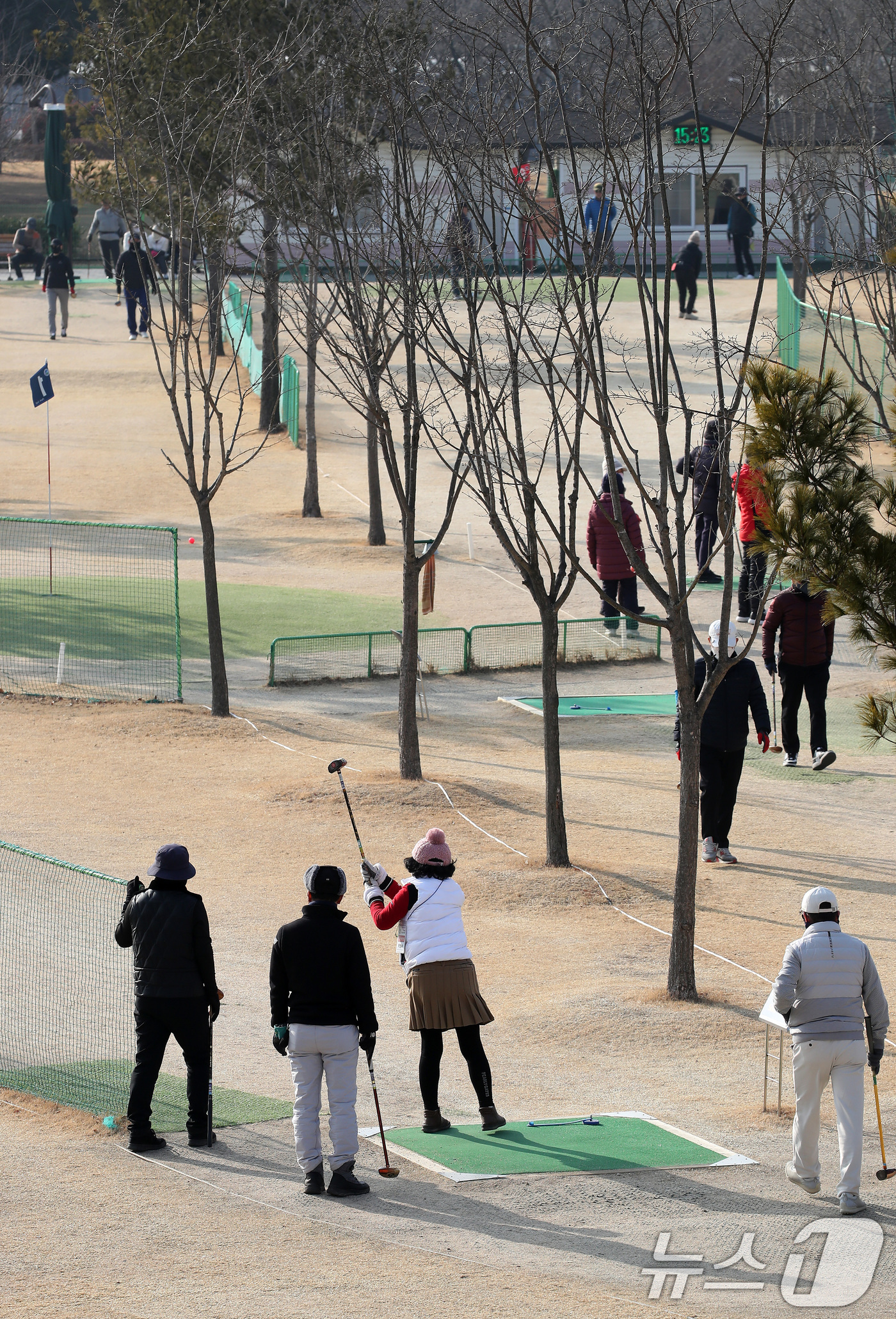 (대구=뉴스1) 공정식 기자 = 절기상 입춘(立春)인 4일 오후 대구 수성구 팔현파크골프장을 찾은 동호인들이 포근한 날씨 속에 파크골프를 즐기고 있다. 2026.2.4/뉴스1