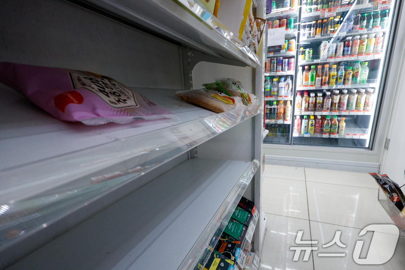 (서울=뉴스1) 안은나 기자 = 4일 서울 시내 편의점에 삼립 빵이 진열돼 있다.지난 3일 SPC삼립 최대 규모 공장이자 국내 양산빵 최대 생산기지인 시화공장에서 발생한 화재로 생 …