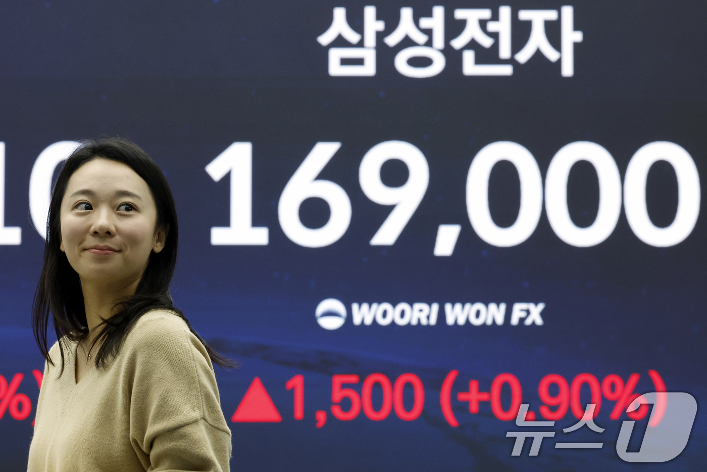 (서울=뉴스1) 박정호 기자 = 4일 오후 서울 중구 우리은행 본점 딜링룸 전광판에 삼성전자 주가가 표시되고 있다.이날 코스피는 전 거래일 대비 83.02포인트(1.57%) 오른5 …