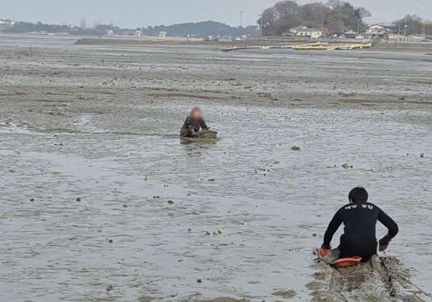 갯벌서 굴 채취 중 물 들어차 고립…태안해경 60대 여성 구조