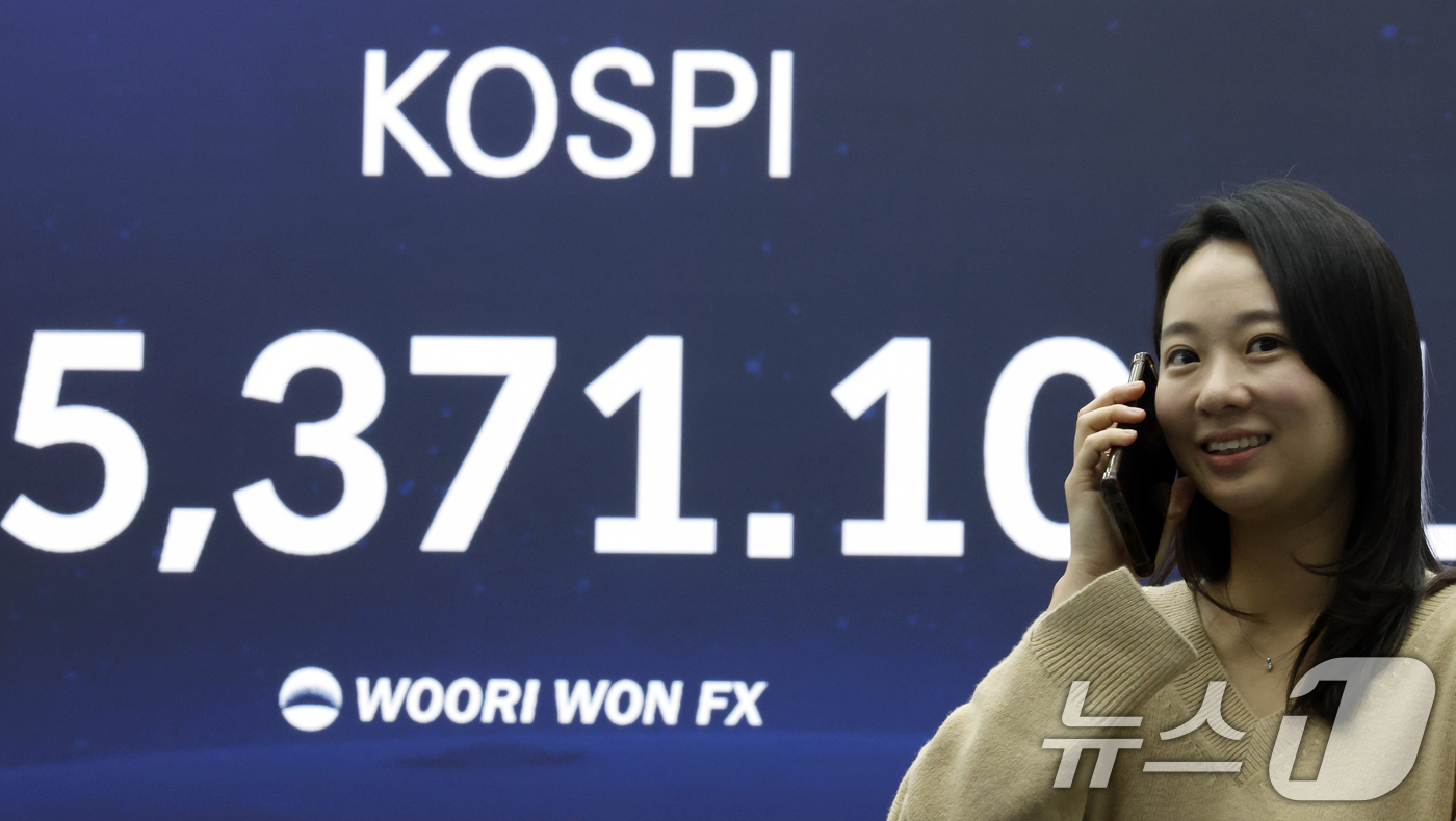 (서울=뉴스1) 박정호 기자 = 4일 오후 서울 중구 우리은행 본점 딜링룸 전광판에 코스피 지수가 표시되고 있다.이날 코스피는 전 거래일 대비 83.02포인트(1.57%) 오른53 …