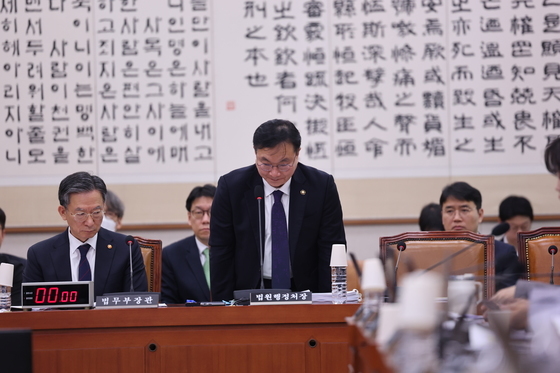 착석하는 박영재 법원행정처장