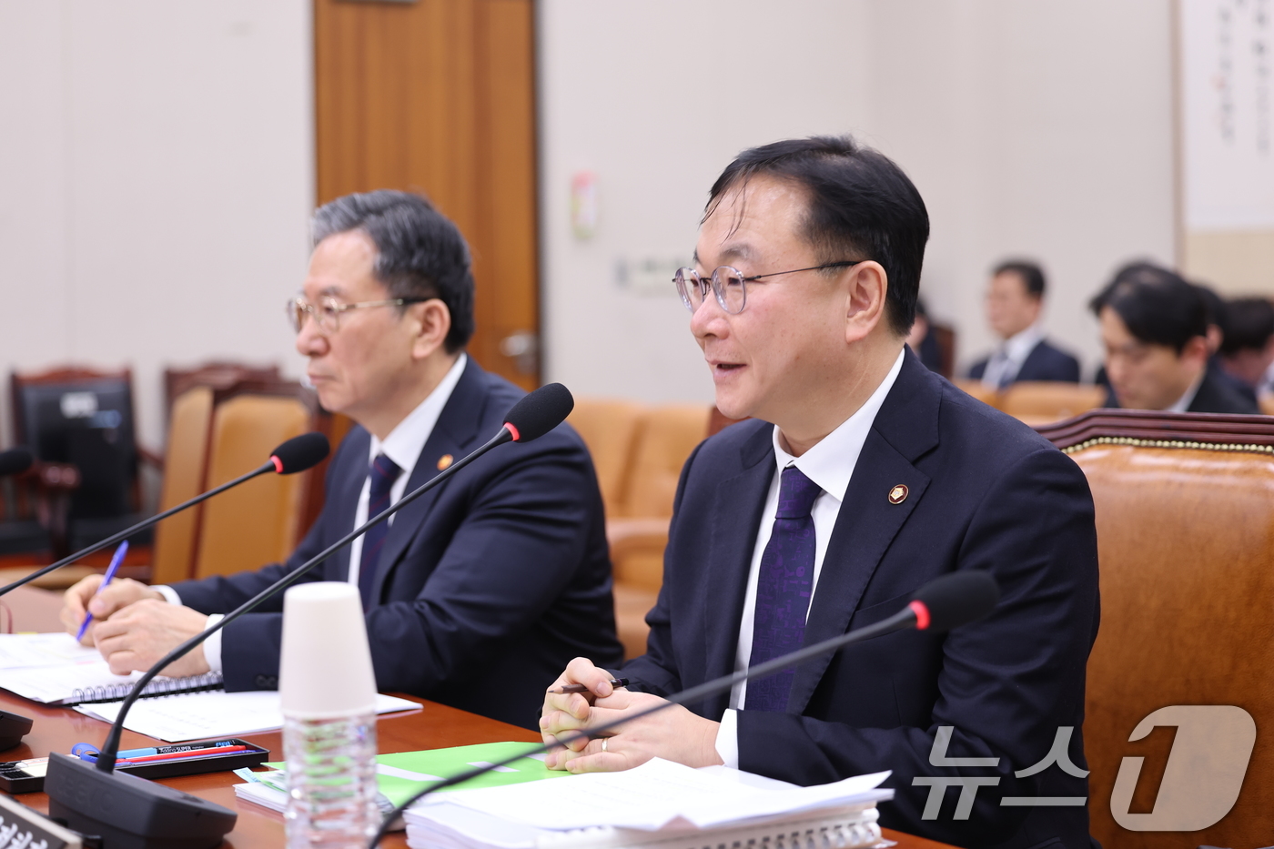 (서울=뉴스1) 이승배 기자 = 박영재 법원행정처장이 4일 서울 여의도 국회에서 열린 제432회국회(임시회) 법제사법위원회 제1차 전체회의에 출석해 의원 질의에 답하고 있다. 20 …