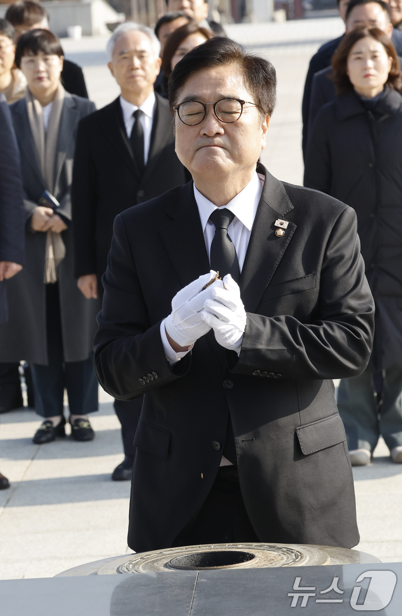 (광주=뉴스1) 김태성 기자 = 우원식 국회의장이 4일 광주 국립5.18민주묘역을 방문해 헌화 분향하고 있다. 2026.2.4/뉴스1