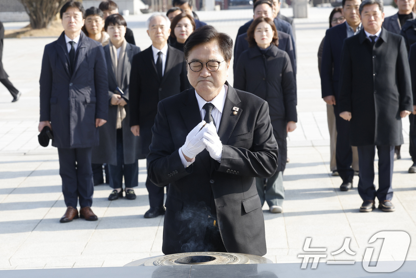 (광주=뉴스1) 김태성 기자 = 우원식 국회의장이 4일 광주 국립5.18민주묘역을 방문해 헌화 분향하고 있다. 2026.2.4/뉴스1