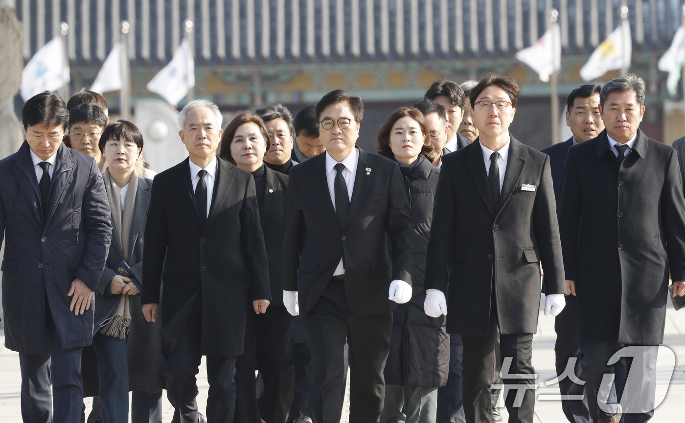 (광주=뉴스1) 김태성 기자 = 우원식 국회의장이 4일 광주 국립5.18민주묘역을 참배하기 위해 들어서고 있다. 2026.2.4/뉴스1