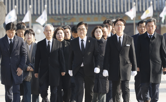 5.18묘역 들어서는 우원식 의장