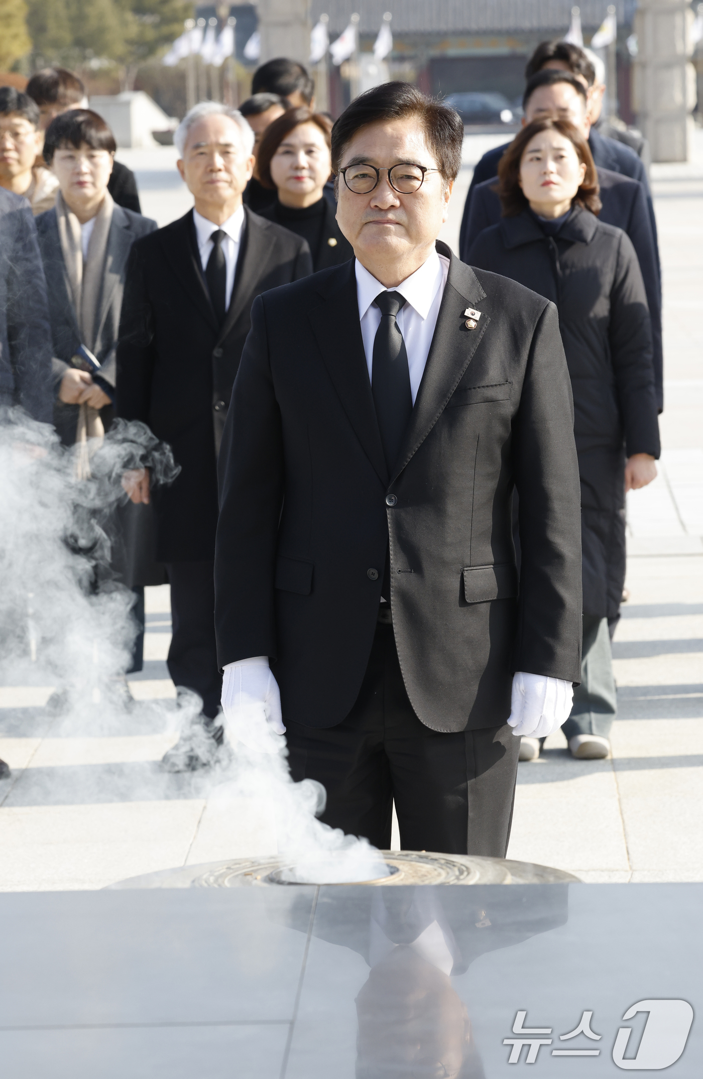 (광주=뉴스1) 김태성 기자 = 우원식 국회의장이 4일 광주 국립5.18민주묘역을 방문해 헌화 분향하고 있다. 2026.2.4/뉴스1