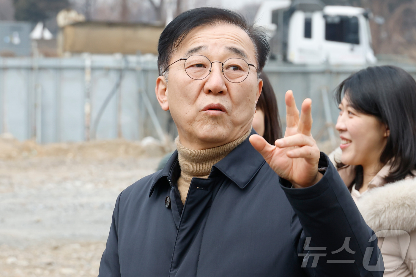 (서울=뉴스1) 이호윤 기자 = 김윤덕 국토교통부 장관이 4일 오후 서울 강남구 1.29대책 관련 주택 사업지인 서울의료원 남측 부지 현장에 방문하고 있다. 한국토지주택공사(LH) …