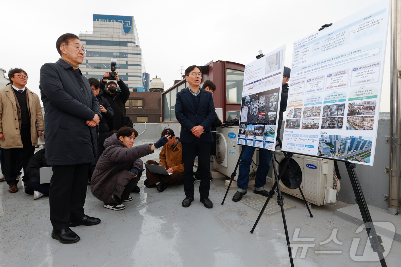 (서울=뉴스1) 이호윤 기자 = 김윤덕 국토교통부 장관이 4일 오후 서울 강남구 한 빌딩에서 1.29대책 관련 주택 사업지인 서울의료원 남측 부지를 현장 방문해 LH관계자의 브리핑 …