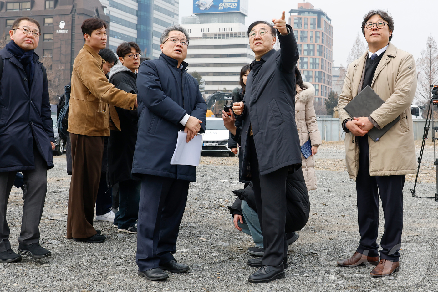 (서울=뉴스1) 이호윤 기자 = 김윤덕 국토교통부 장관이 4일 오후 서울 강남구 1.29대책 관련 주택 사업지인 서울의료원 남측 부지 현장에 방문하고 있다. 한국토지주택공사(LH) …