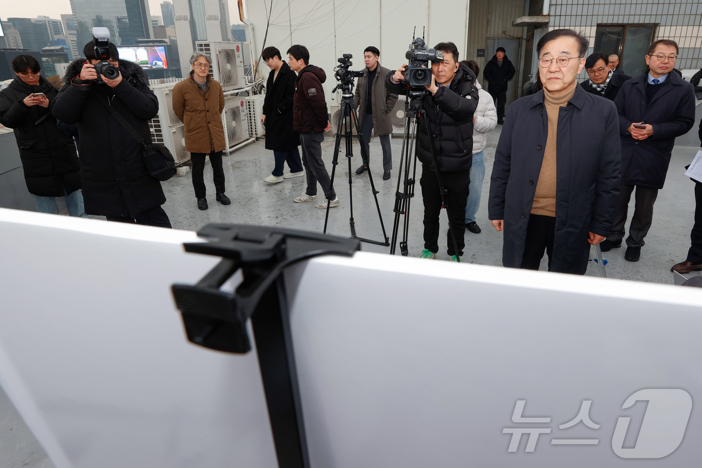 (서울=뉴스1) 이호윤 기자 = 김윤덕 국토교통부 장관이 4일 오후 서울 강남구 한 빌딩에서 1.29대책 관련 주택 사업지인 서울의료원 남측 부지를 현장 방문해 LH관계자의 브리핑 …