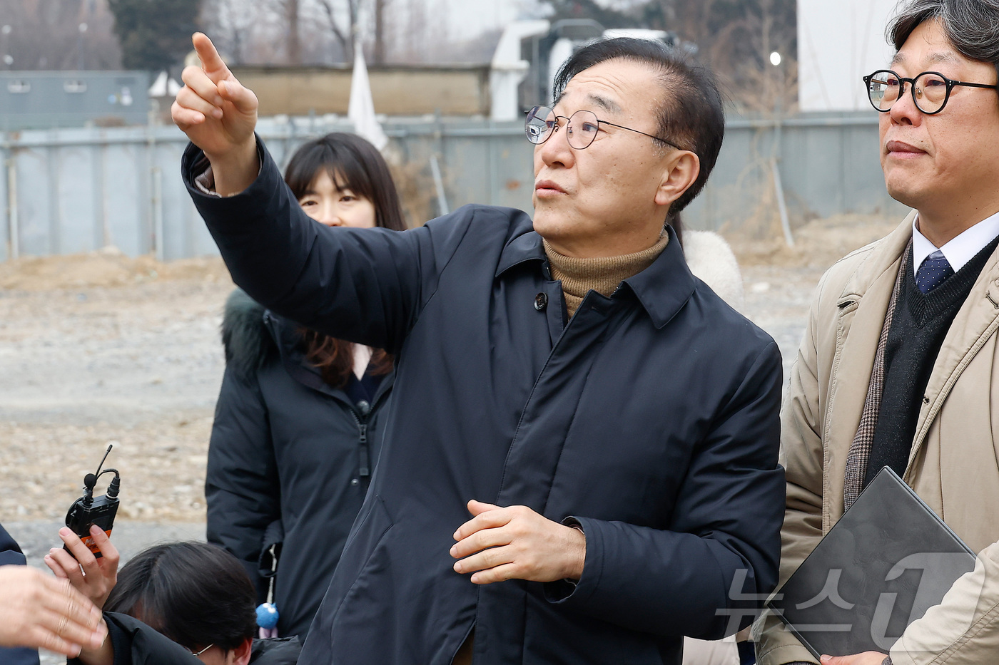 (서울=뉴스1) 이호윤 기자 = 김윤덕 국토교통부 장관이 4일 오후 서울 강남구 1.29대책 관련 주택 사업지인 서울의료원 남측 부지 현장에 방문하고 있다. 한국토지주택공사(LH) …