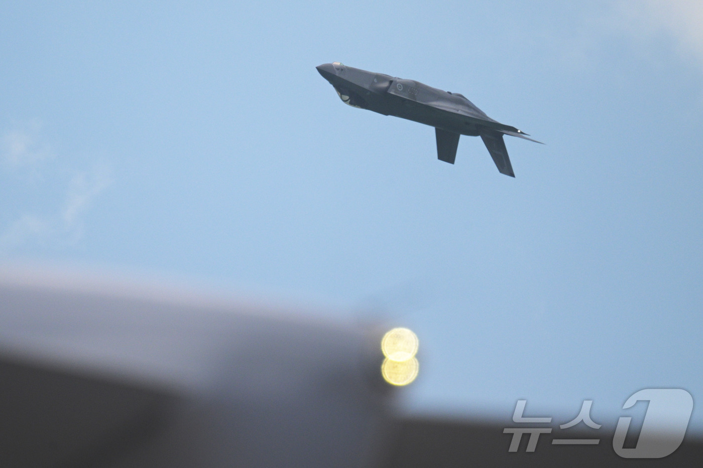 (싱가포르 신화=뉴스1) 이정환 기자 = 호주 공군 소속 F-35A 라이트닝 II 전투기가 3일(현지시간) 싱가포르 창이 전시센터에서 열린 싱가포르 에어쇼에서 시범 비행을 선보이고 …