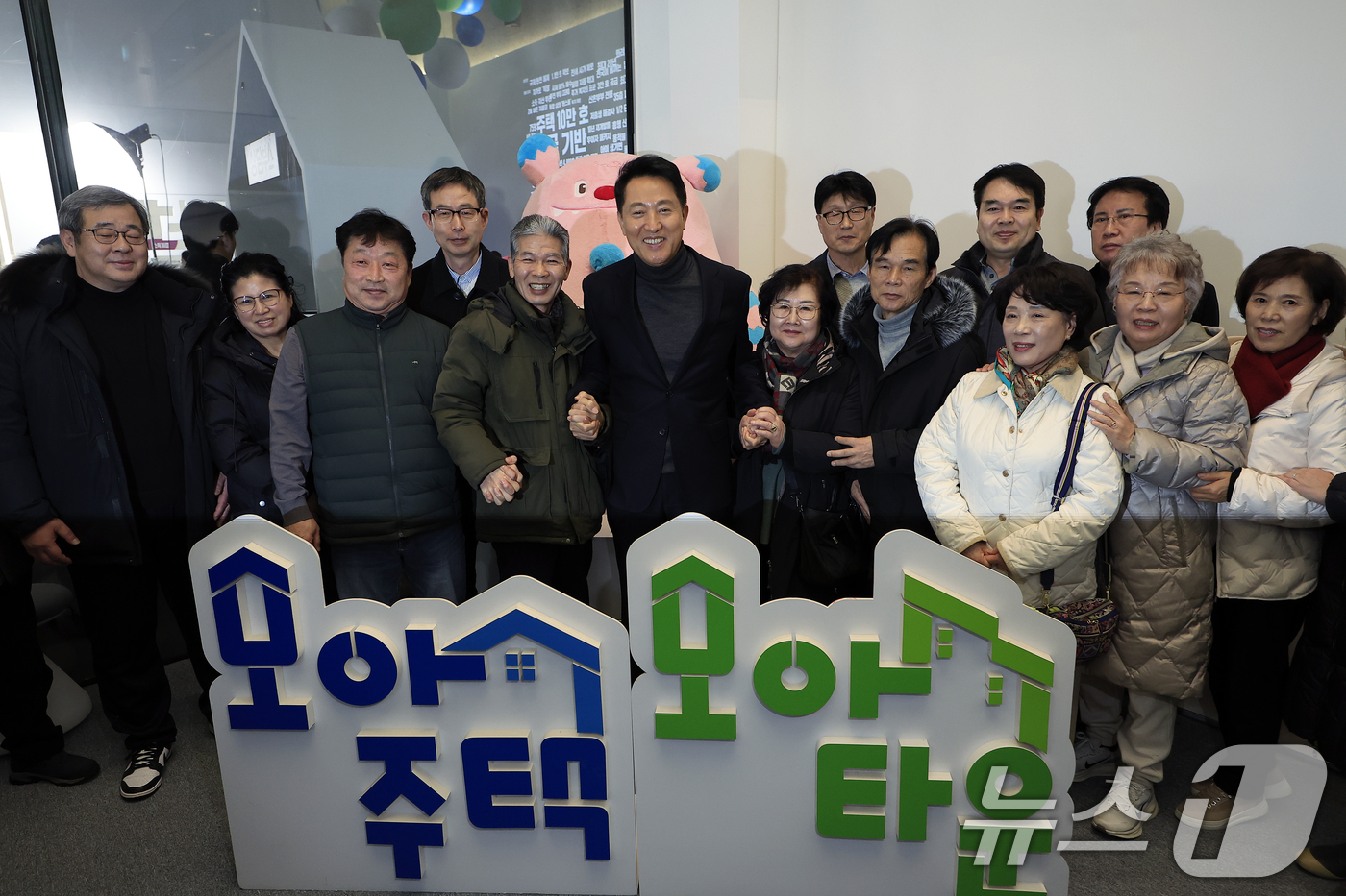 (서울=뉴스1) 박정호 기자 = 오세훈 서울시장이 4일 오후 서울시 중구 세종대로 서울도시건축전시관에서 열린 주택정책소통관 집들이 및 소통의 날 행사에서 참석자들과 기념 촬영을 하 …