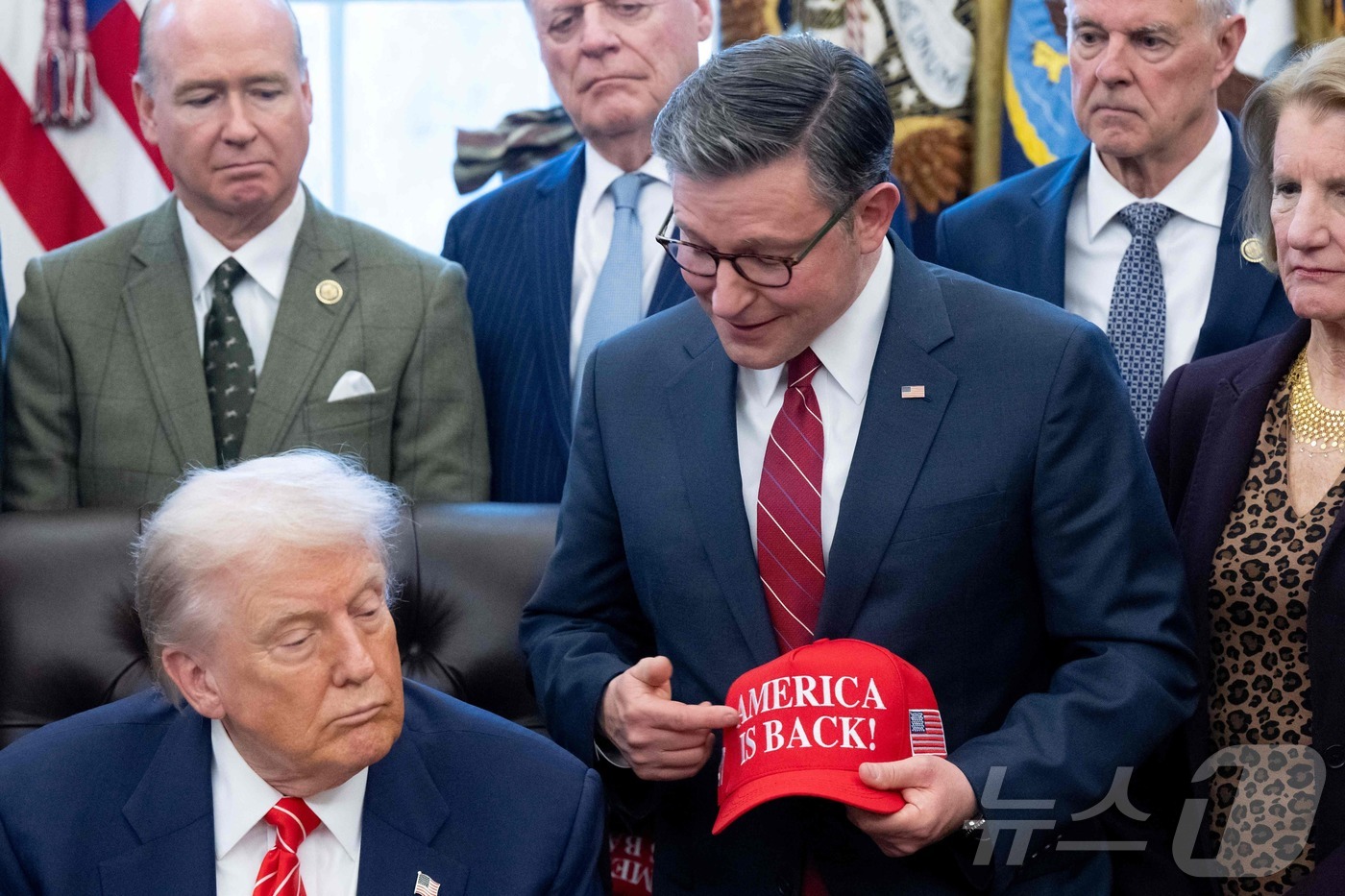 (워싱턴DC AFP=뉴스1) 이정환 기자 = 3일(현지시간) 워싱턴 DC 백악관 집무실에서 도널드 트럼프 미국 대통령이 부분적 정부 셧다운을 종료하는 예산안에 서명하기 전, 마이크 …