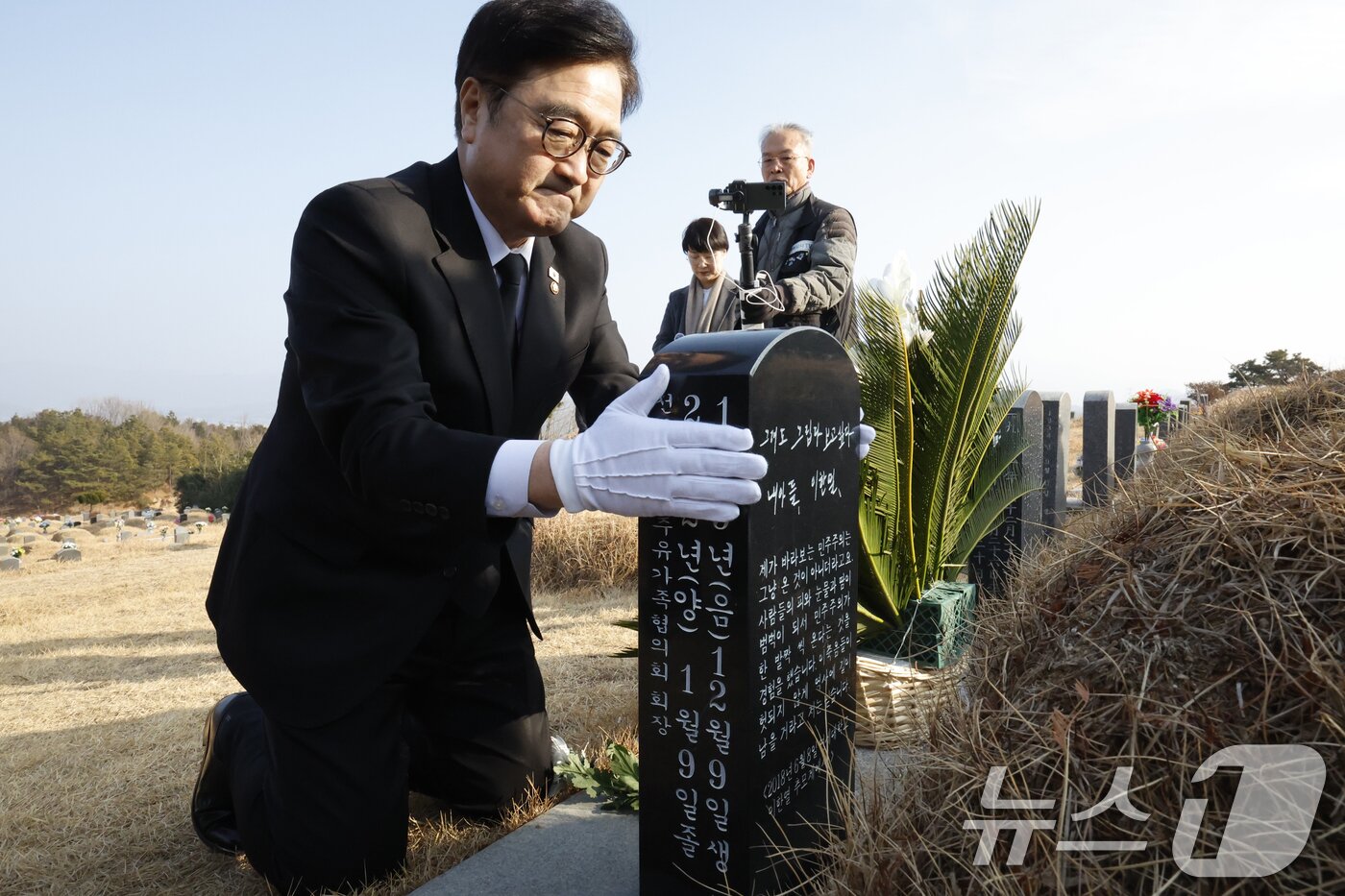 본문 이미지 - 우원식 국회의장이 4일 광주망월묘지를 찾아 고 이한열열사 어머니 배은심여사 묘를 참배하고 있다. ⓒ News1 김태성 기자