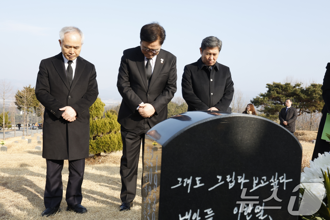 (광주=뉴스1) 김태성 기자 = 우원식 국회의장이 4일 광주망월묘지를 찾아 고 이한열열사 어머니 배은심여사 묘를 참배하고 있다.  2026.2.4/뉴스1