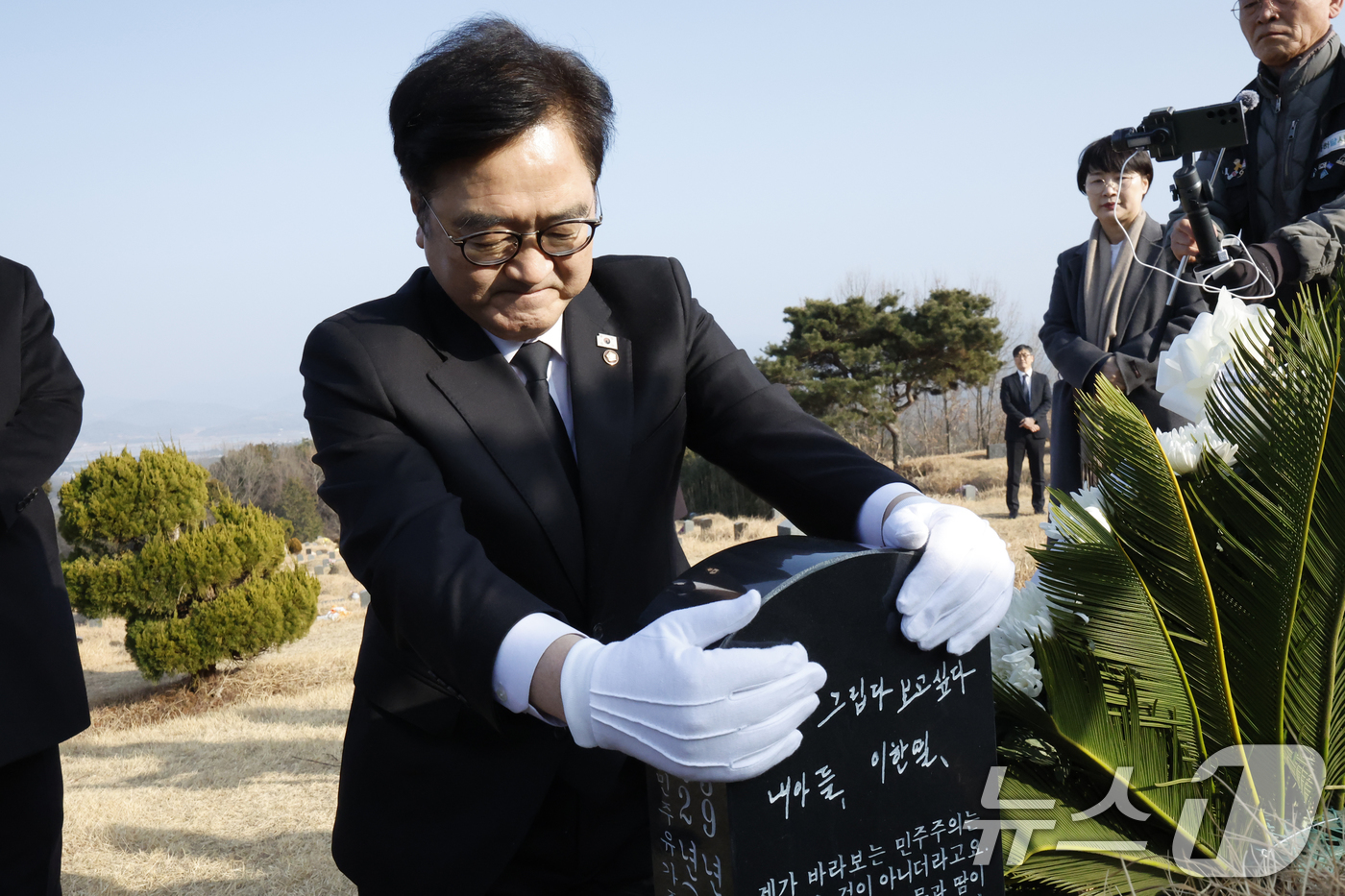 (광주=뉴스1) 김태성 기자 = 우원식 국회의장이 4일 광주망월묘지를 찾아 고 이한열열사 어머니 배은심여사 묘를 참배하고 있다.  2026.2.4/뉴스1