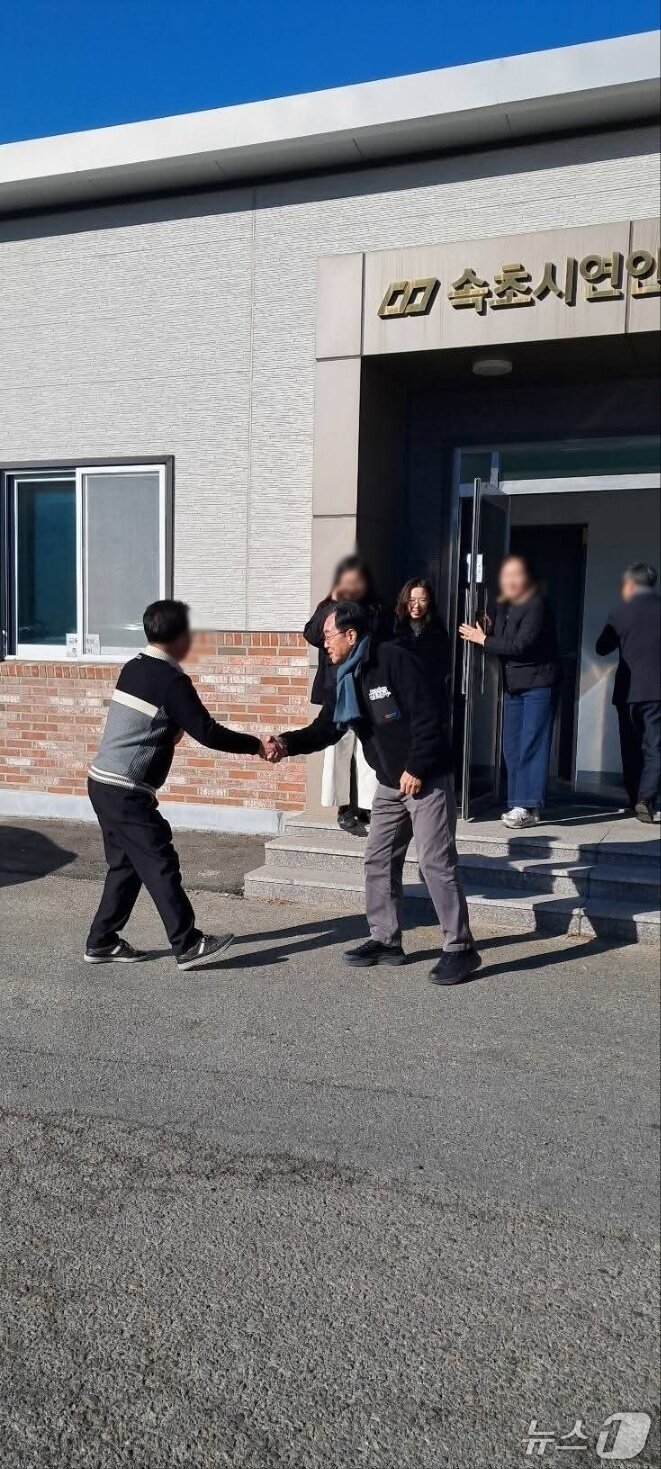 본문 이미지 - 김철수 전 속초시장은 최근 지역 현장을 찾는 일정을 자신의 사회관계망서비스(SNS)에 공개하며 스킨십을 늘려가고 있다.(김철수 전 시장 SNS 캡처) 2026.2.4/뉴스1