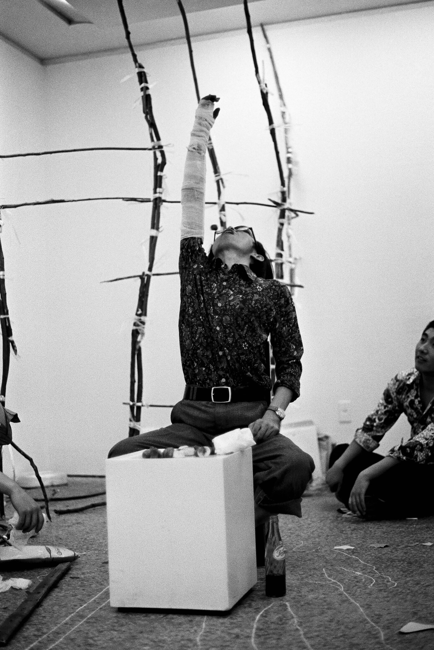 본문 이미지 - Lee Kun-Yong, The Biscuit Eating, 1977 ⓒ Lee Kun-Yong (페이스 갤러리 제공)