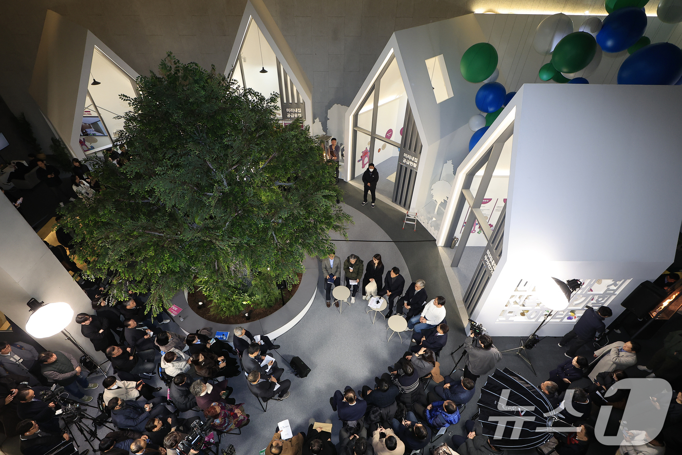 (서울=뉴스1) 박정호 기자 = 오세훈 서울시장이 4일 오후 서울시 중구 세종대로 서울도시건축전시관에서 열린 주택정책소통관 집들이 및 소통의 날 행사에서 신속통합기획 참여단, 신혼 …