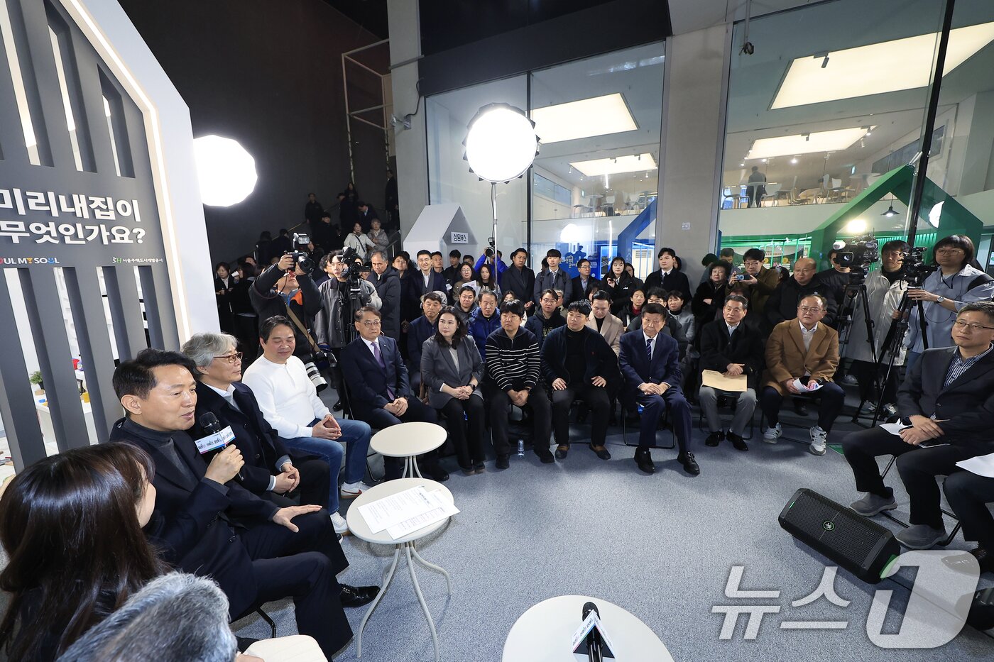 본문 이미지 - 오세훈 서울시장이 4일 오후 서울시 중구 세종대로 서울도시건축전시관에서 열린 주택정책소통관 집들이 및 소통의 날 행사에서 신속통합기획 참여단, 신혼부부 등 120명의 참석자들과 정비사업 현장 애로점 및 주거 고민에 대한 의견을 나누고 있다. 서울시는 미리내집과 신속통합기획, 모아주택 등 서울의 주택정책을 시민 눈높이에서 쉽고 친절하게 풀어주고 주거와 관련한 궁금증을 해결해 주는 전용공간으로 서울도시건축전시관 내 ‘주택정책소통관’을 개관한다. 2026.2.4/뉴스1 ⓒ News1 박정호 기자