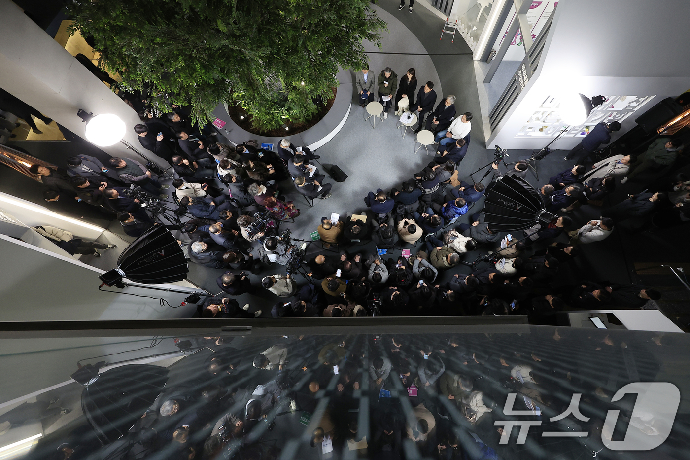 (서울=뉴스1) 박정호 기자 = 오세훈 서울시장이 4일 오후 서울시 중구 세종대로 서울도시건축전시관에서 열린 주택정책소통관 집들이 및 소통의 날 행사에서 신속통합기획 참여단, 신혼 …