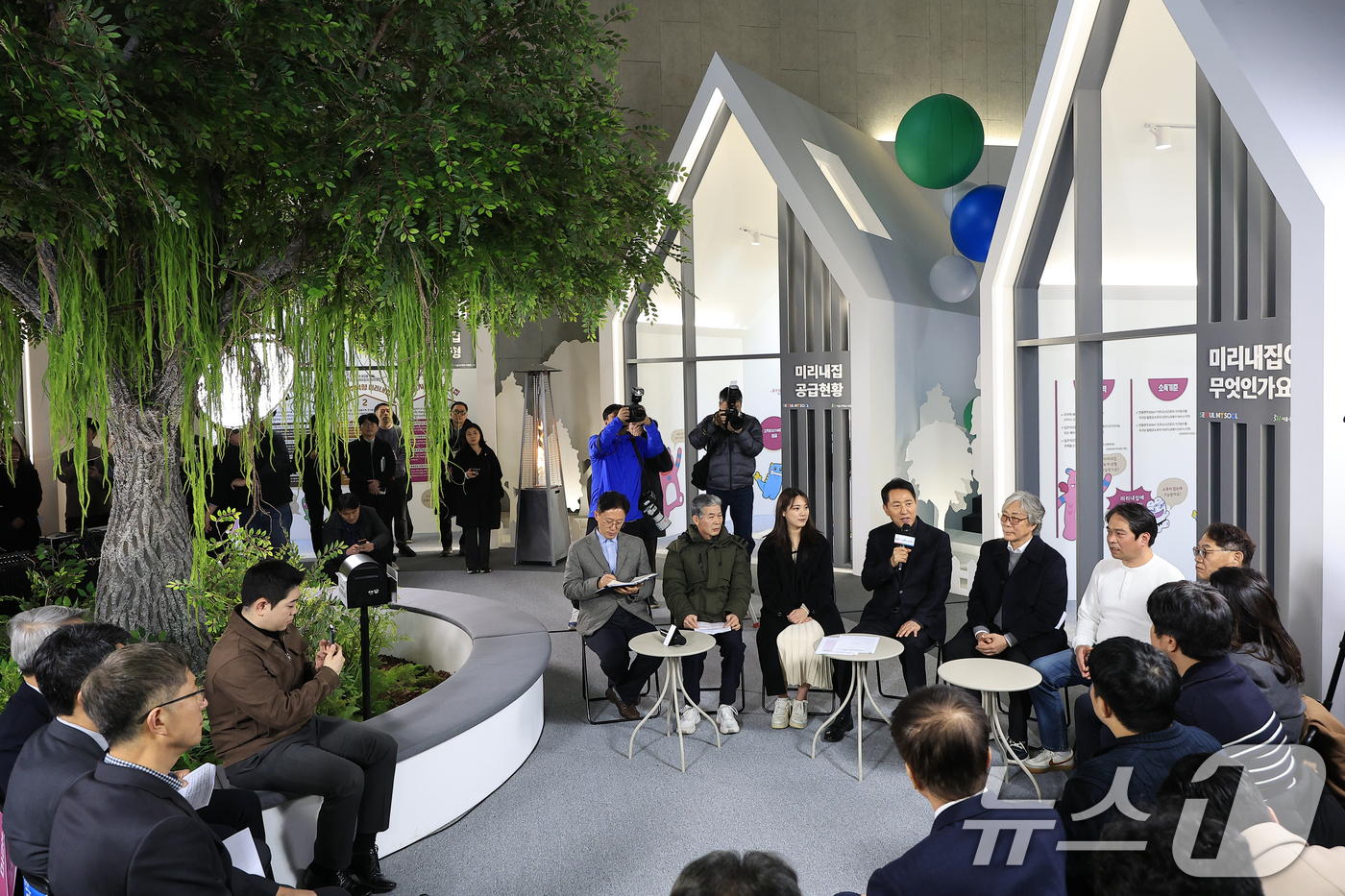 (서울=뉴스1) 박정호 기자 = 오세훈 서울시장이 4일 오후 서울시 중구 세종대로 서울도시건축전시관에서 열린 주택정책소통관 집들이 및 소통의 날 행사에서 신속통합기획 참여단, 신혼 …