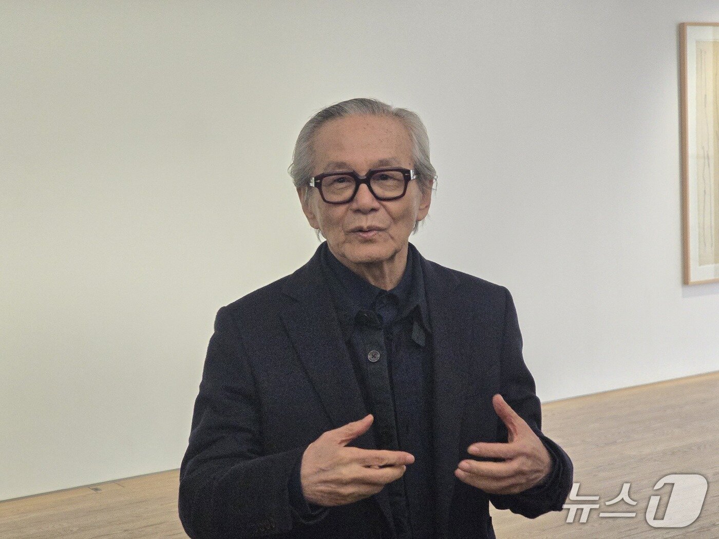 본문 이미지 - 4일 열린 기자간담회에서 이건용 작가가 작품 세계를 설명하 있다. ⓒ 뉴스1 김정한 기자