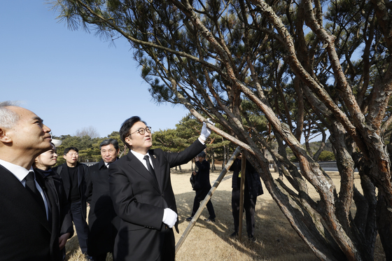 5.18기념식수 둘러본 우원식 의장