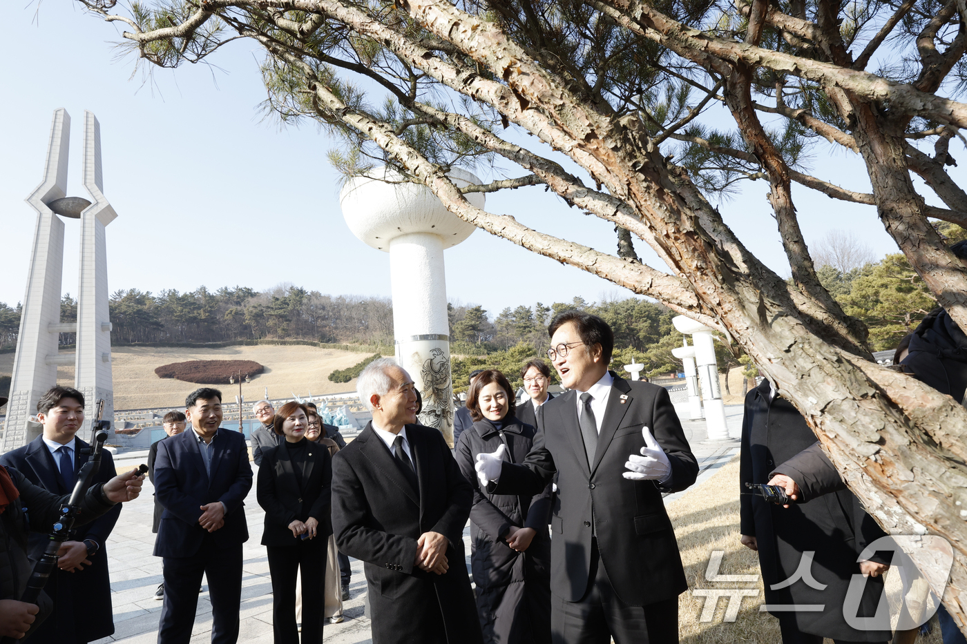 (광주=뉴스1) 김태성 기자 = 우원식 국회의장이 4일 광주 국립5.18민주묘역을 참배한후 2년전 5월에 기념식수했던 나무를 살피고 있다. 2026.2.4/뉴스1