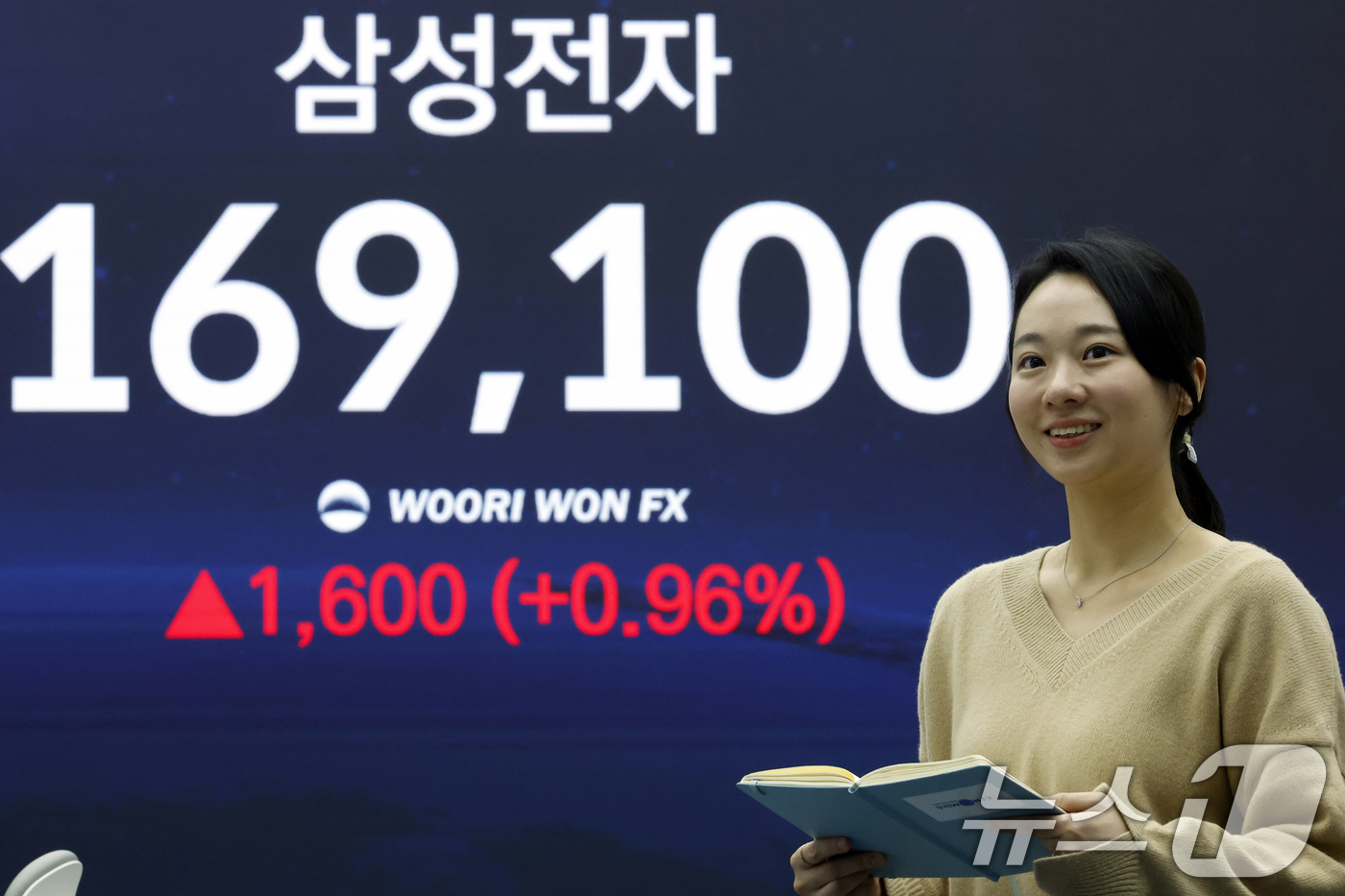 (서울=뉴스1) 박정호 기자 = 4일 오후 서울 중구 우리은행 본점 딜링룸 전광판에 삼성전자 종가가 표시되고 있다.이날 코스피는 전 거래일 대비 83.02포인트(1.57%) 오른5 …