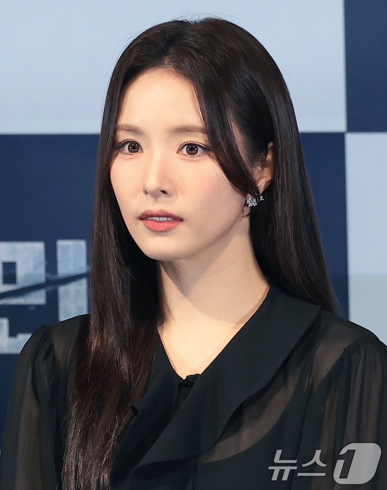 본문 이미지 - 배우 신세경이 4일 오후 서울 용산구 CGV용산아이파크몰에서 열린 영화 '휴민트' 언론배급시사회 및 기자간담회에 참석해 매력을 발산하고 있다. '휴민트'는 비밀도, 진실도 차가운 얼음 바다에 수장되는 블라디보스토크에서 서로 다른 목적을 가진 이들이 격돌하는 이야기를 그렸다. ⓒ News1 권현진 기자