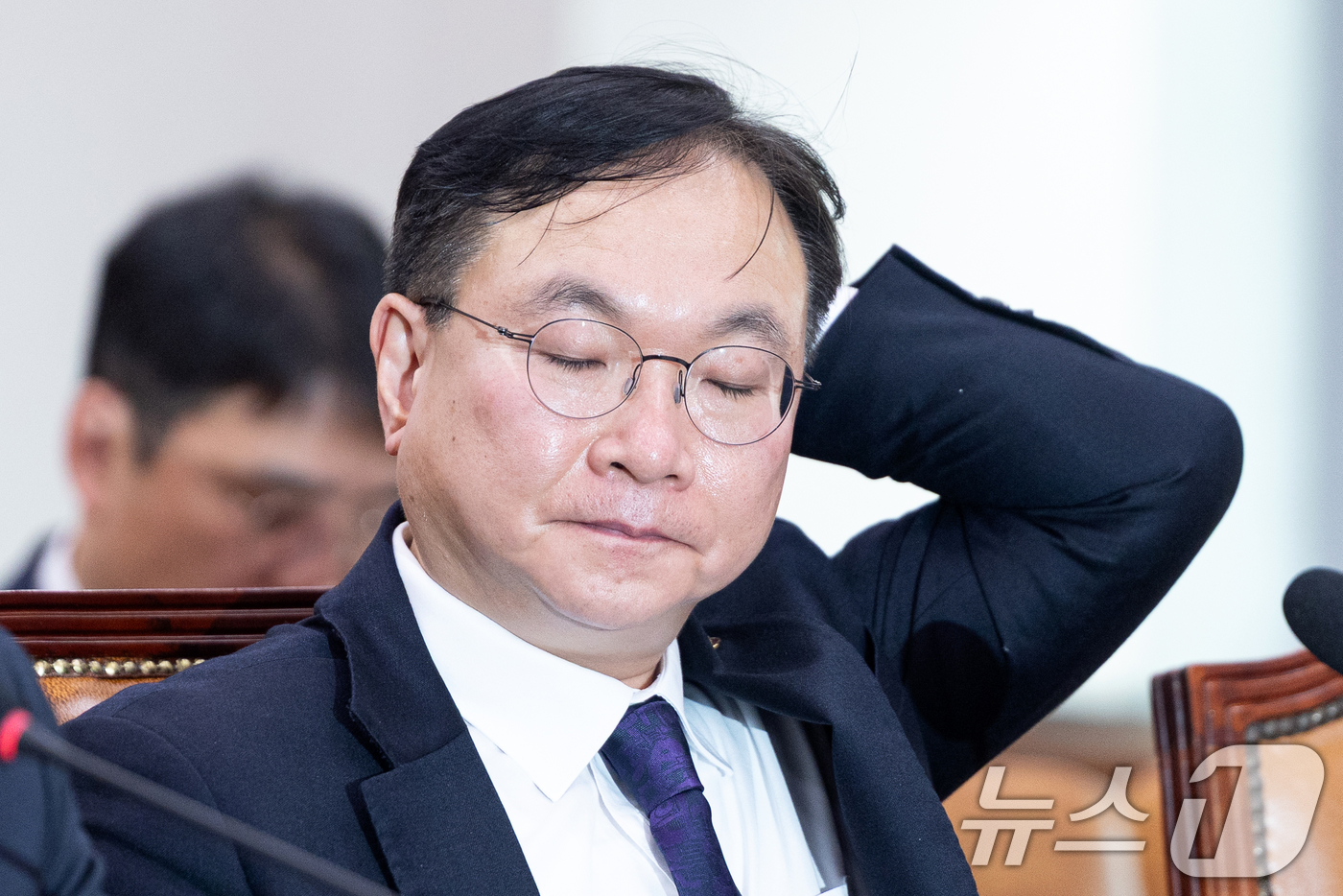 (서울=뉴스1) 이승배 기자 = 박영재 법원행정처장이 4일 서울 여의도 국회에서 열린 제432회국회(임시회) 법제사법위원회 제1차 전체회의에 출석해 머리를 쓸어넘기고 있다. 202 …