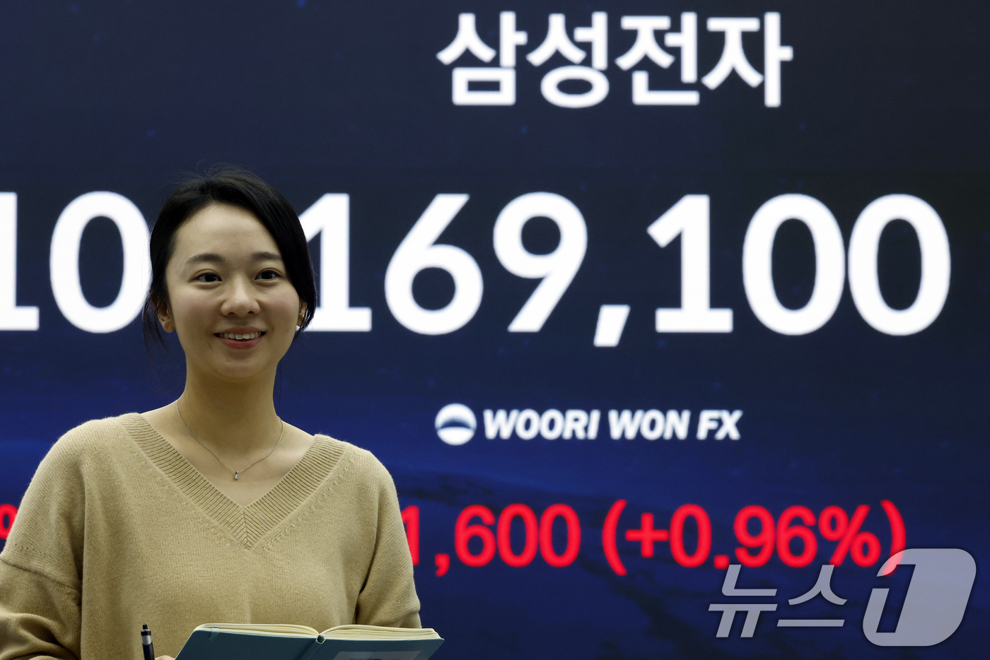 (서울=뉴스1) 박정호 기자 = 4일 오후 서울 중구 우리은행 본점 딜링룸 전광판에 삼성전자 종가가 표시되고 있다.이날 코스피는 전 거래일 대비 83.02포인트(1.57%) 오른5 …