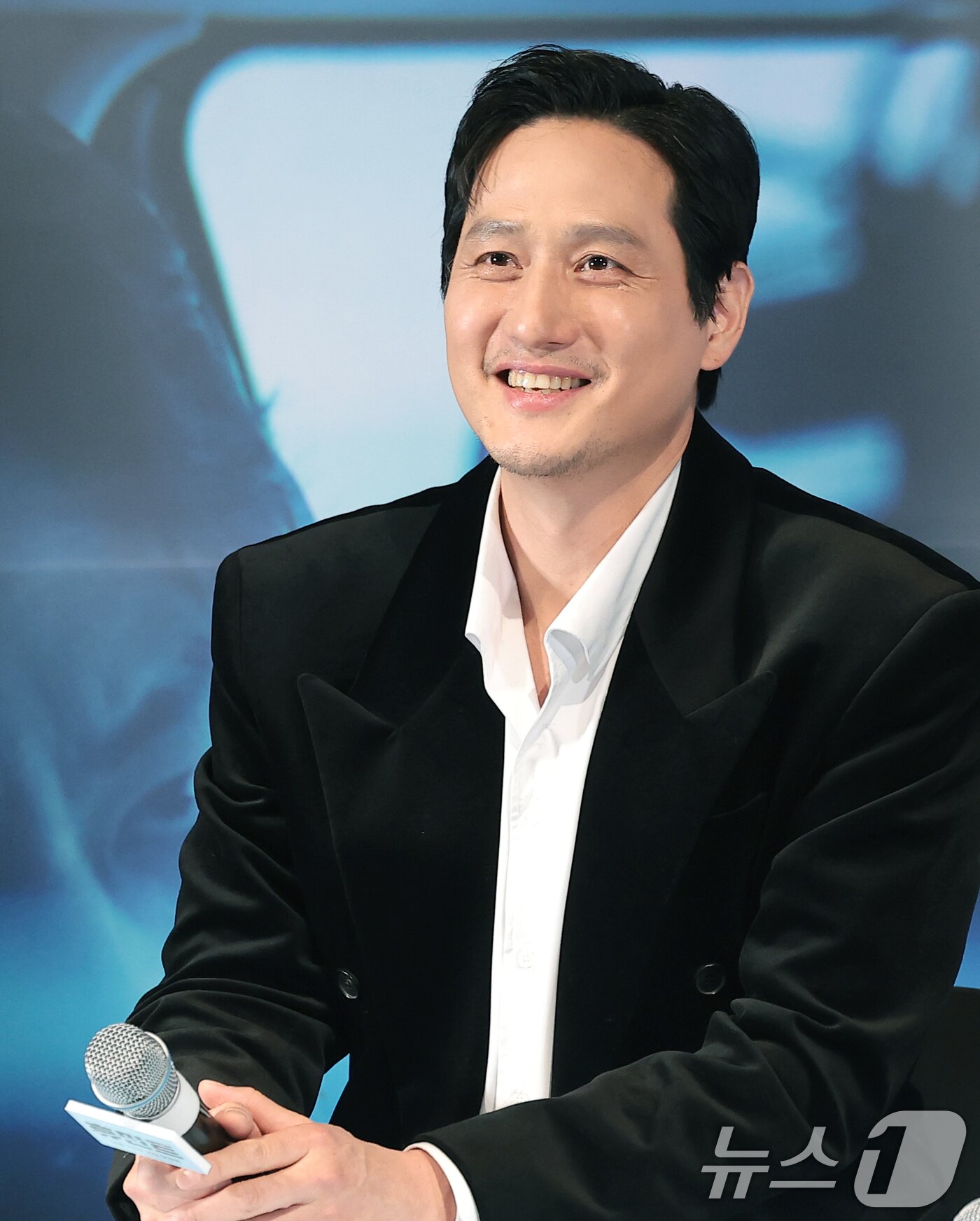 본문 이미지 - 배우 박해준이 4일 오후 서울 용산구 CGV용산아이파크몰에서 열린 영화 '휴민트' 언론배급시사회 및 기자간담회에 참석해 미소를 짓고 있다. '휴민트'는 비밀도, 진실도 차가운 얼음 바다에 수장되는 블라디보스토크에서 서로 다른 목적을 가진 이들이 격돌하는 이야기를 그렸다. 2026.2.4/뉴스1 ⓒ News1 권현진 기자