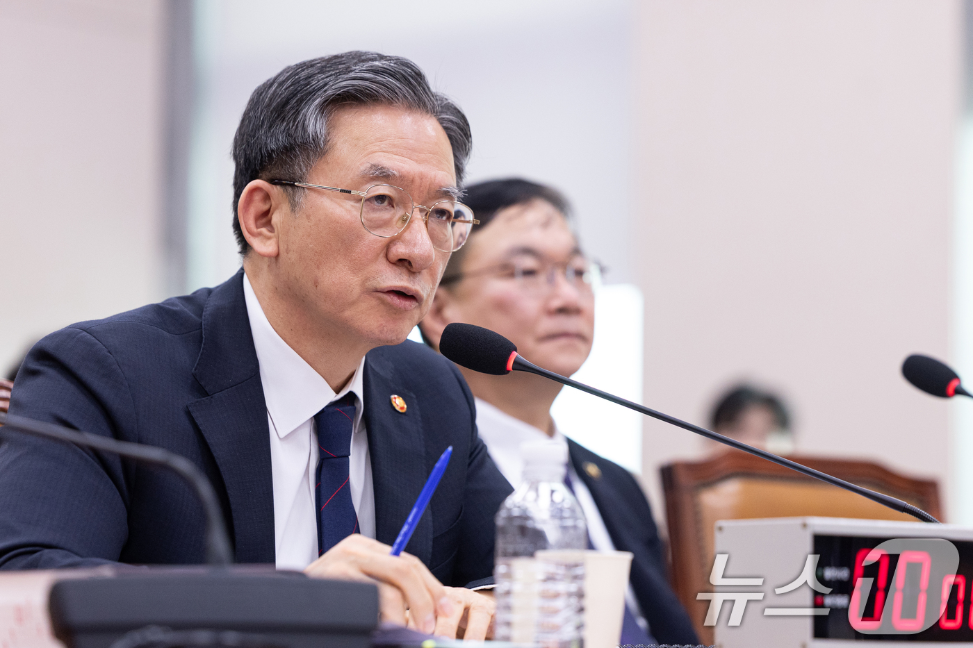 (서울=뉴스1) 이승배 기자 = 4일 서울 여의도 국회에서 열린 제432회국회(임시회) 법제사법위원회 제1차 전체회의에서 정성호 법무부 장관이 의원 질의에 답변하고 있다. 2026 …