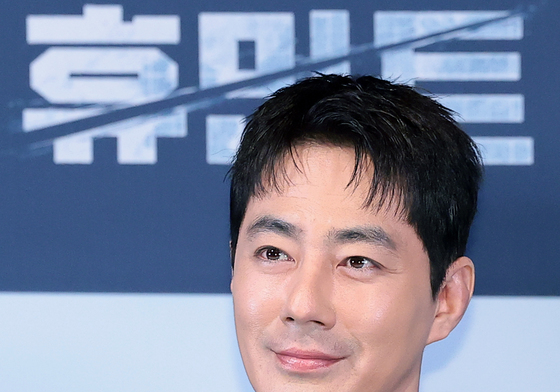 조인성, 빛나는 미소