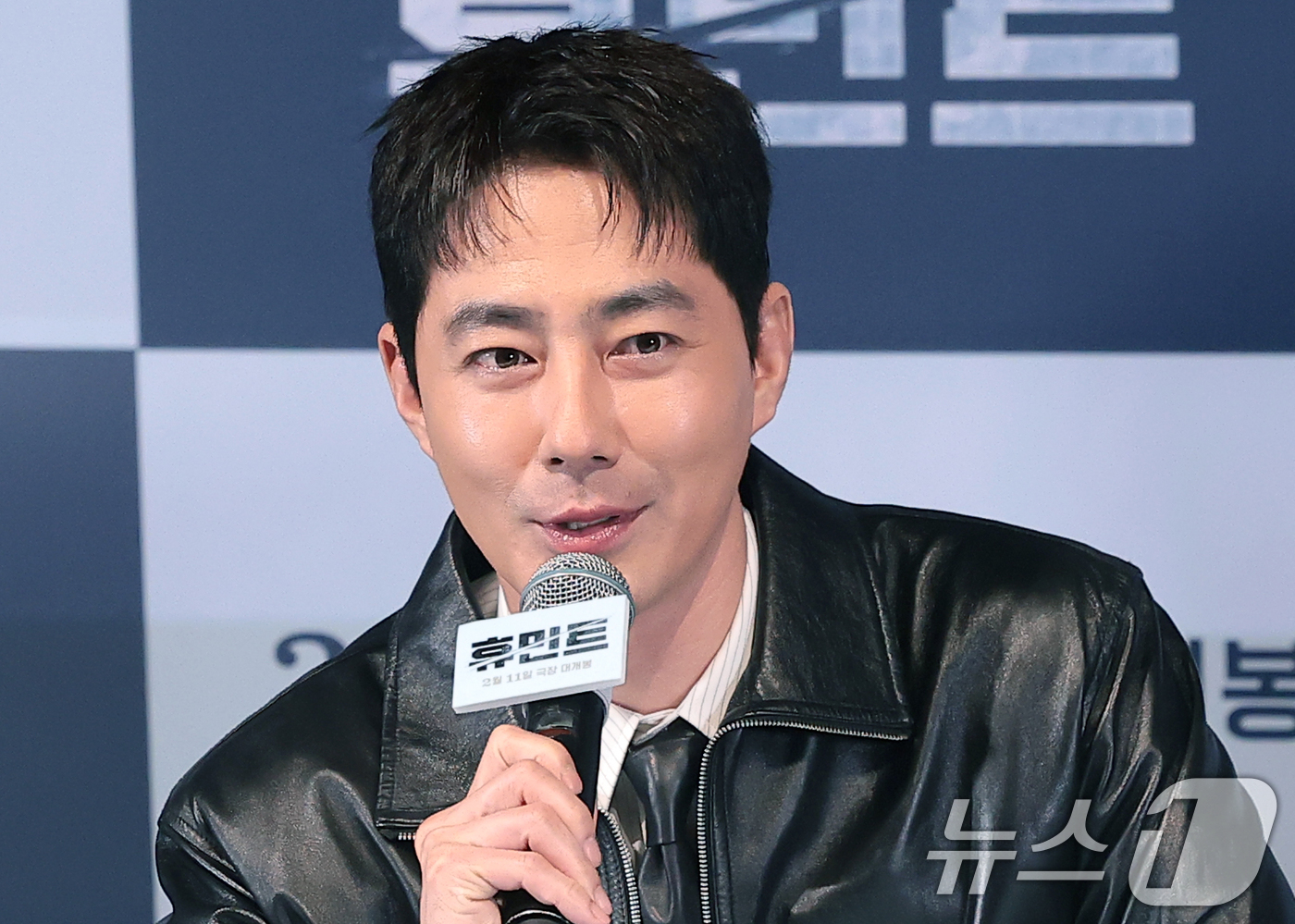 (서울=뉴스1) 권현진 기자 = 배우 조인성이 4일 오후 서울 용산구 CGV용산아이파크몰에서 열린 영화 '휴민트' 언론배급시사회 및 기자간담회에 참석해 인사말을 하고 있다.'휴민트 …