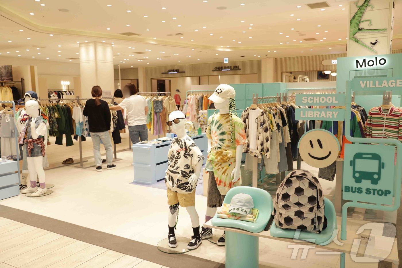 본문 이미지 - 사진은 신세계백화점 강남점 아동 매장에서 고객이 쇼핑하는 모습. (신세계백화점 제공. 재판매 및 DB 금지) 2026.2.5 ⓒ 뉴스1