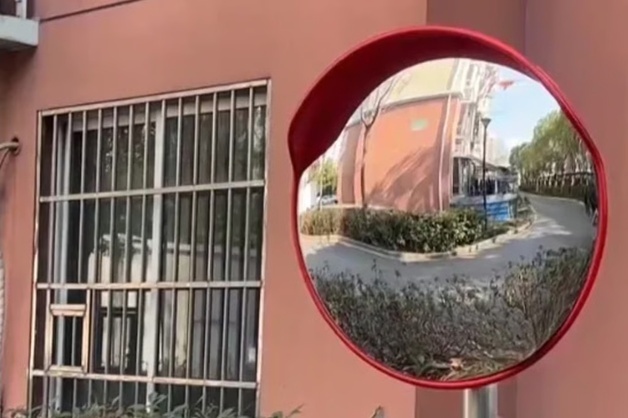 "내게 불운 닥쳤다"…풍수 집착한 여성, 반사경 바꿔 아파트에 '연쇄 사고'