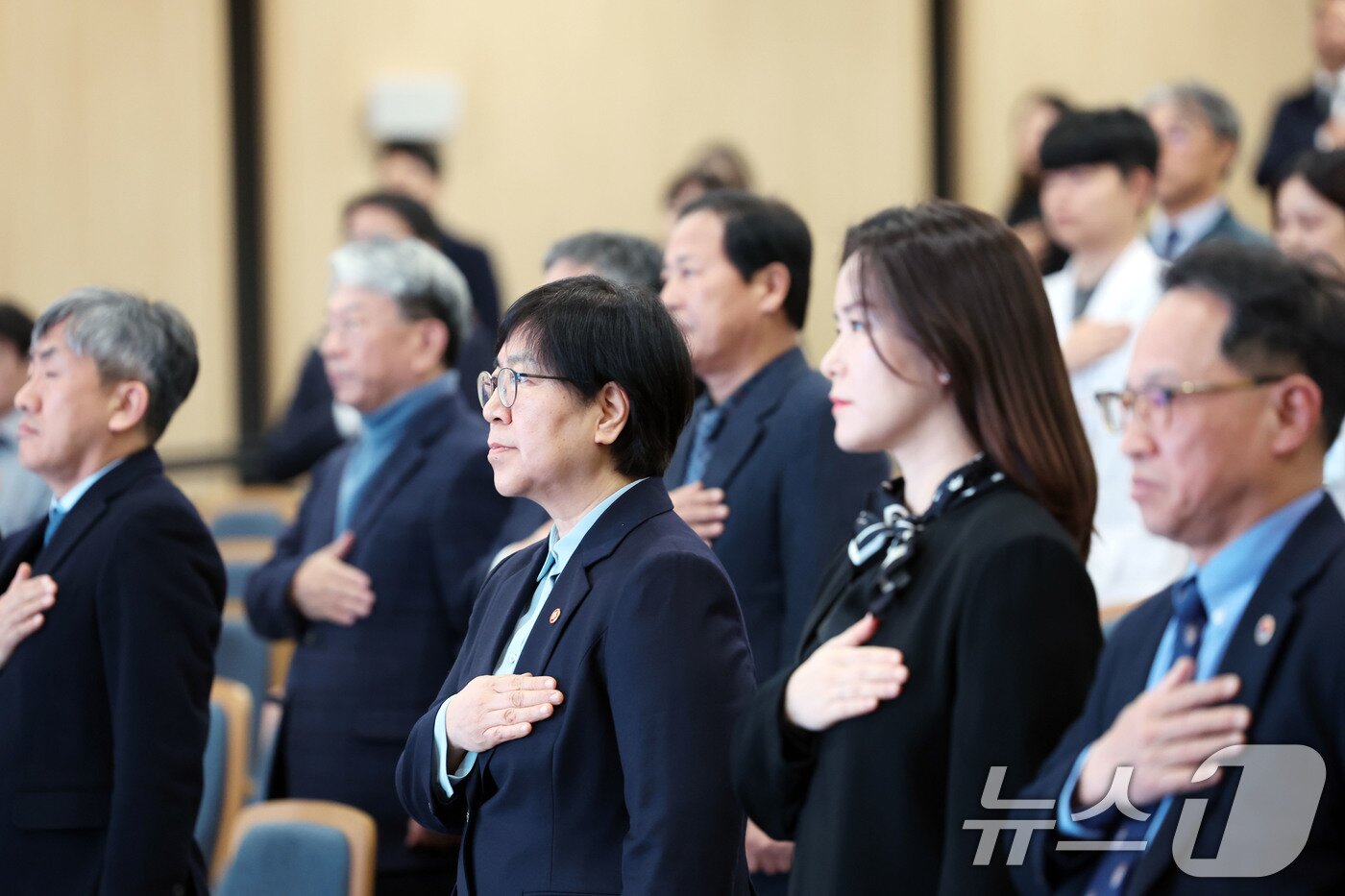 본문 이미지 - 4일 오후 화순 전남대병원에서 열린 제 7주기 윤한덕 센터장 추모식에서 정은경 보건복지부 장관이 국민의례하고 있다. 2026.2.4/뉴스1 ⓒ News1 박지현 기자