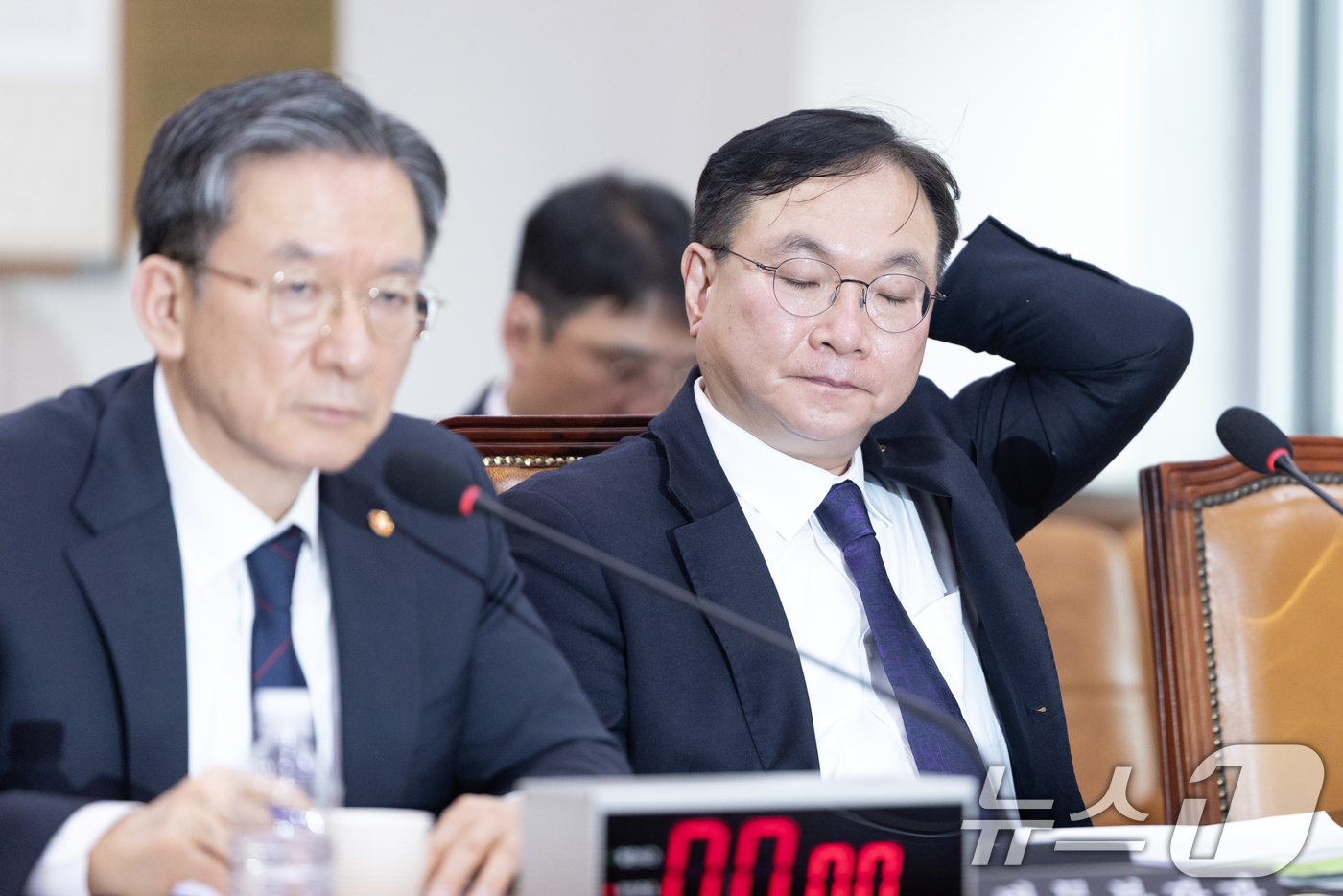 (서울=뉴스1) 이승배 기자 = 박영재 법원행정처장이 4일 서울 여의도 국회에서 열린 제432회국회(임시회) 법제사법위원회 제1차 전체회의에 출석해 머리를 쓸어넘기고 있다. 202 …