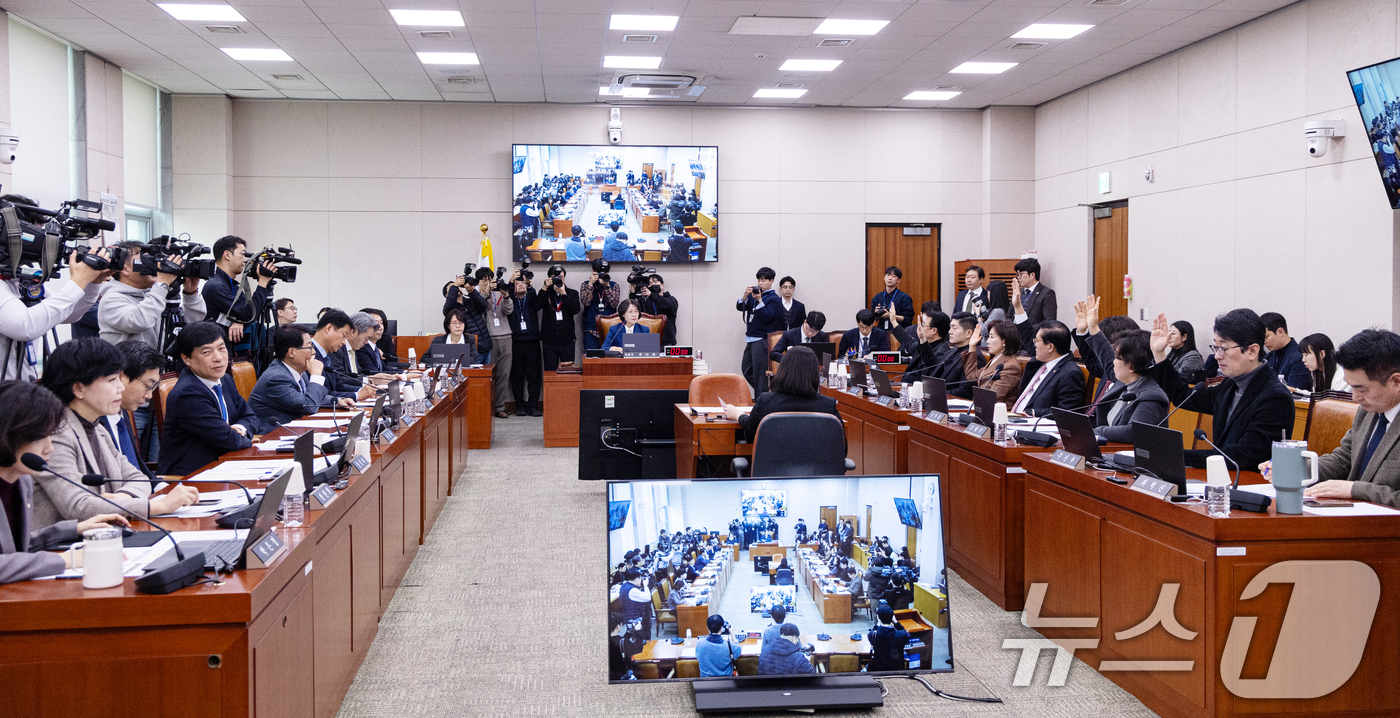(서울=뉴스1) 이승배 기자 = 4일 서울 여의도 국회에서 열린 제432회국회(임시회) 법제사법위원회 제1차 전체회의에서 토론 종결에 대한 거수 투표가 진행되고 있다. 2026.2 …